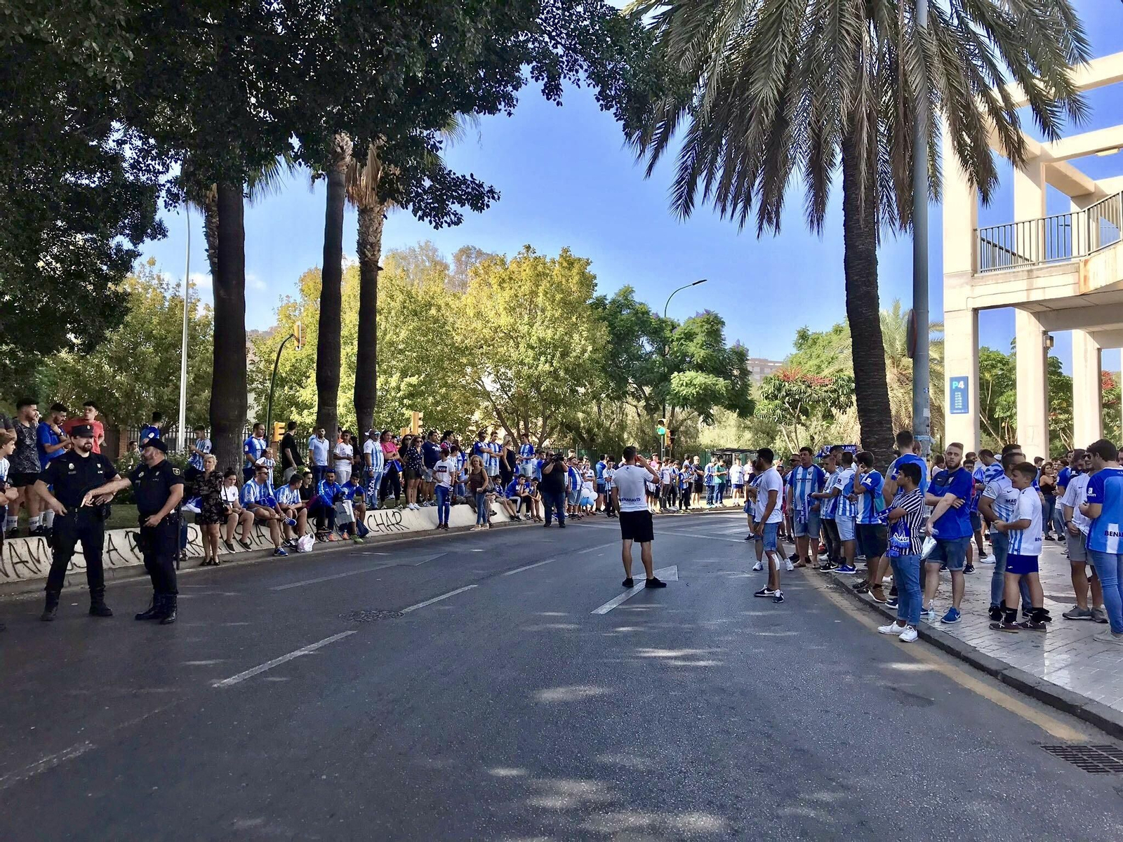 La curva de La Rosaleda antes del recibimiento al equipo.