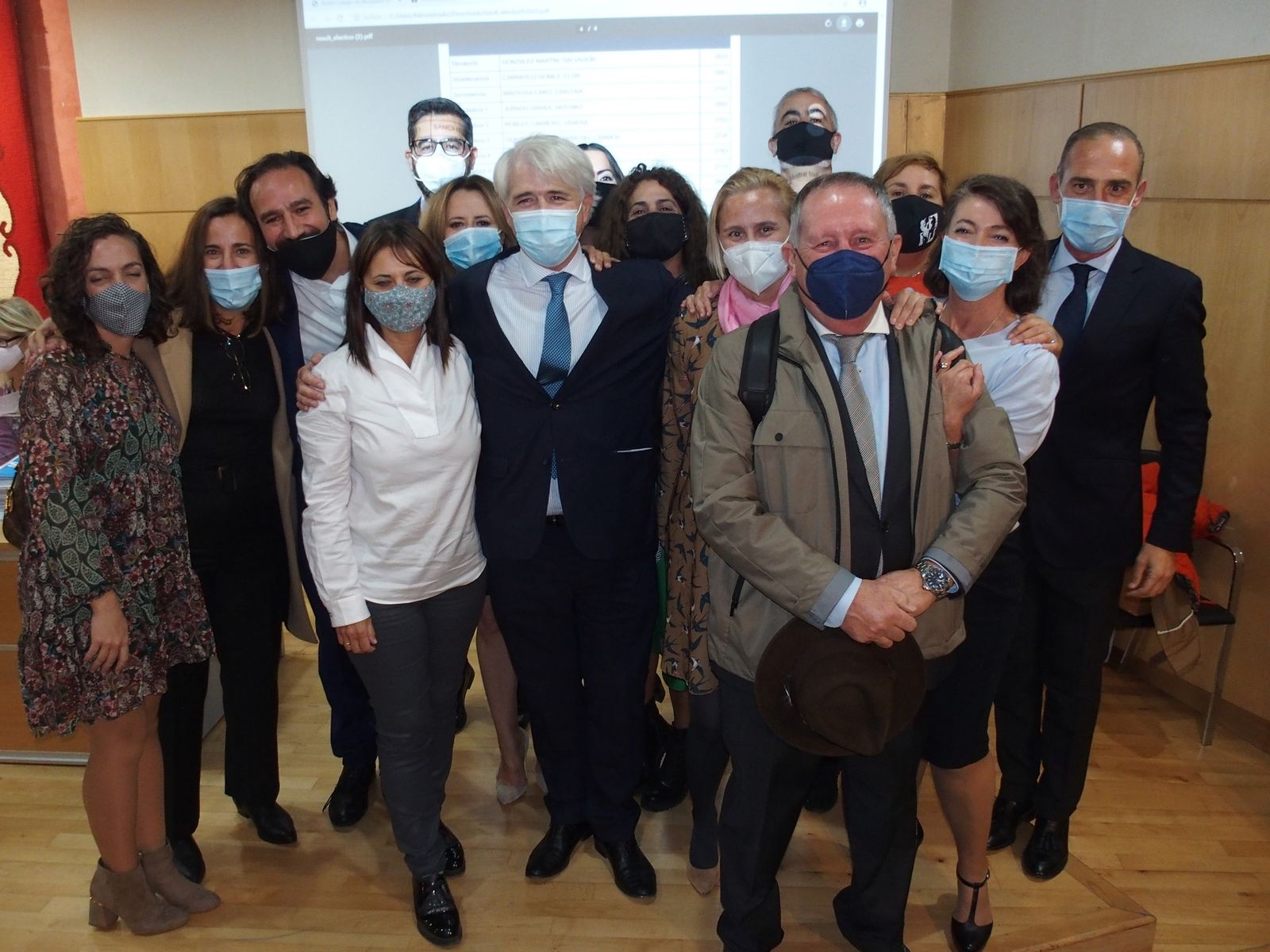 Salvador González, en el centro y con corbata azul, junto a su equipo.