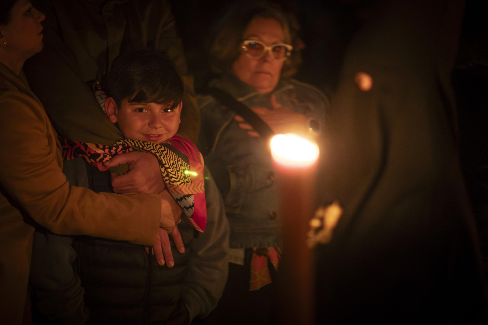 Silencio y oscuridad: las mejores fotos de la procesión del Cristo de la Misericordia de Granada
