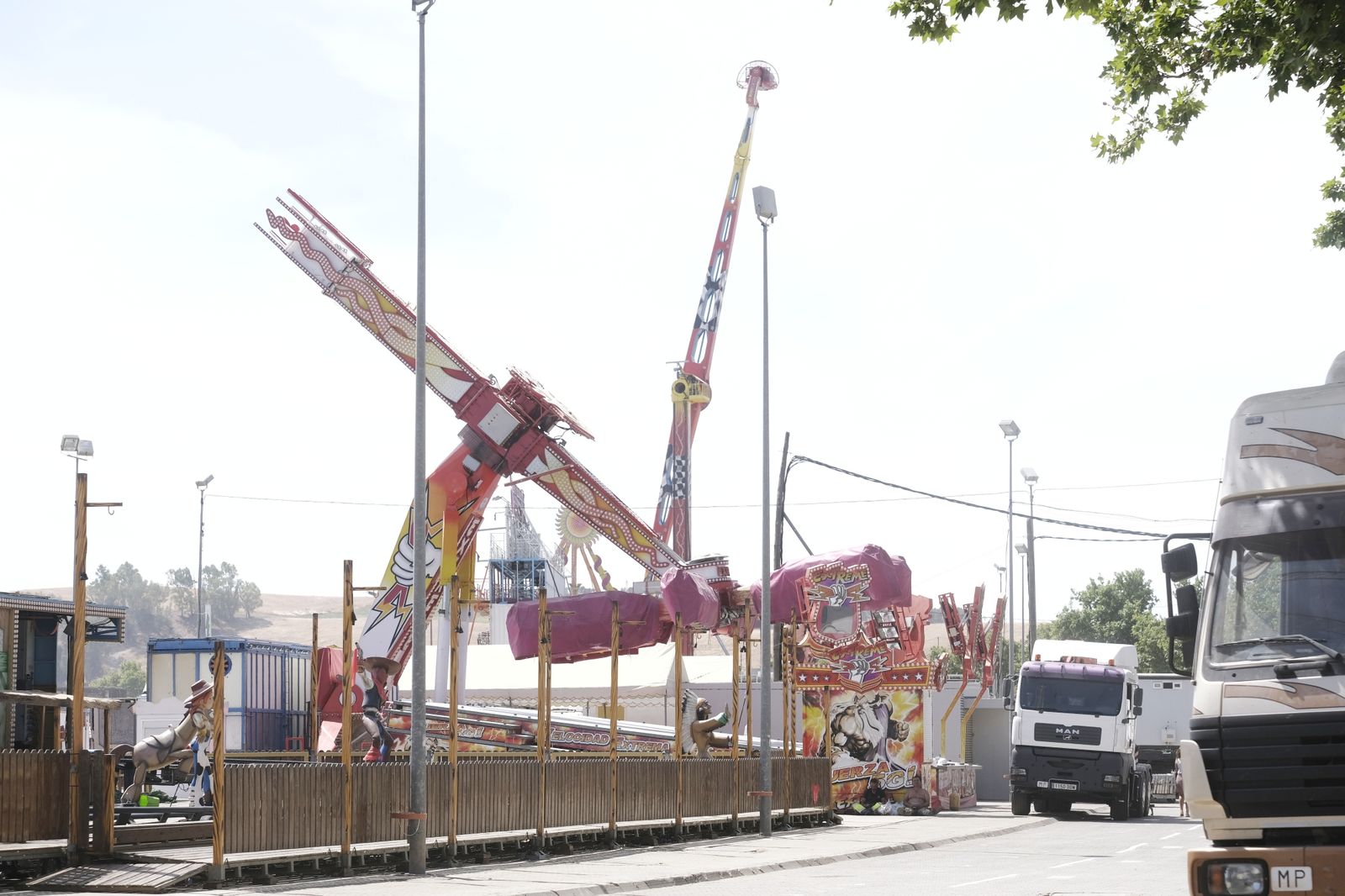 Adiós a la  Feria de Córdoba: El desmontaje de las casetas y las atracciones, en imágenes