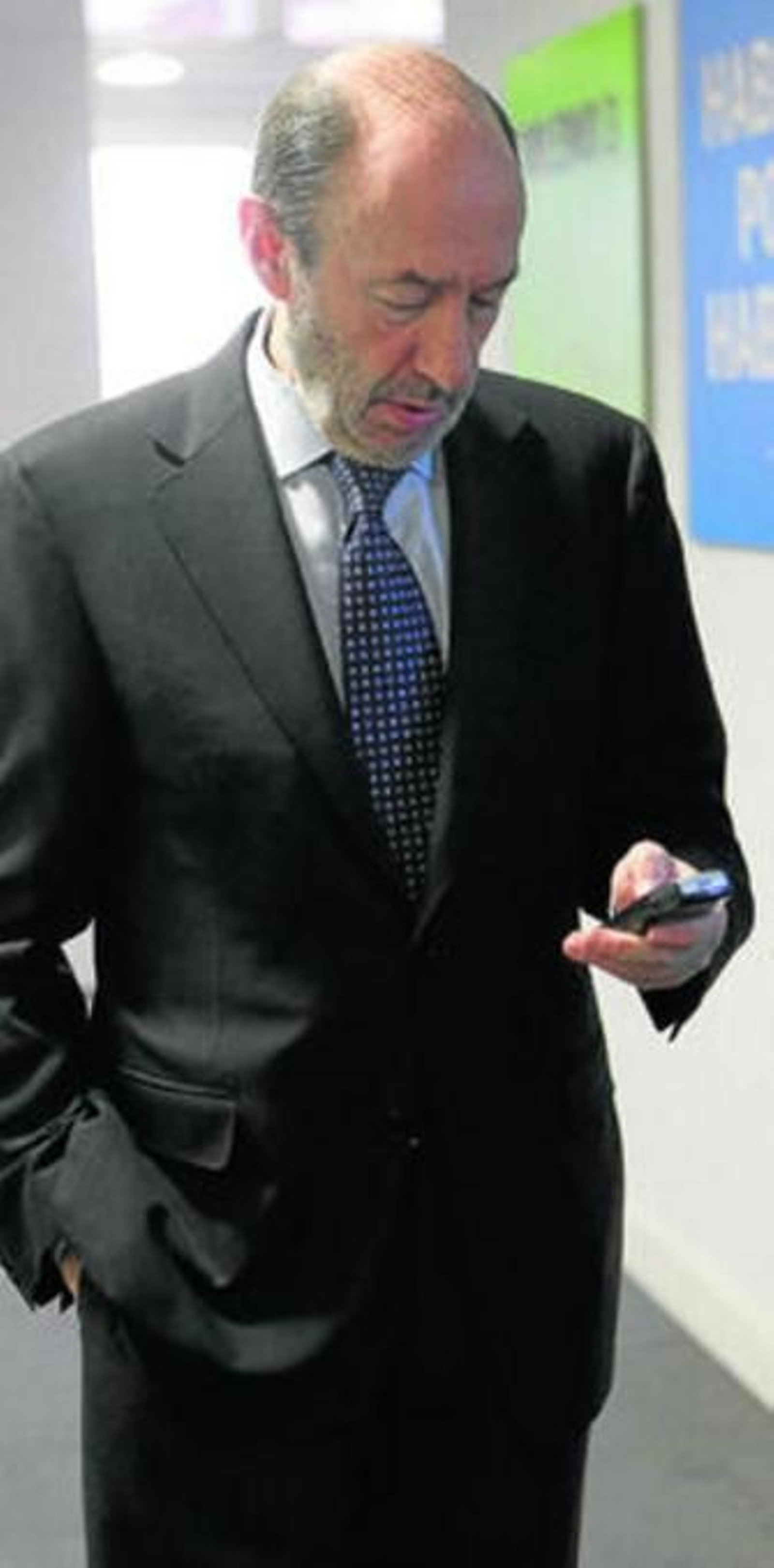 Rubalcaba consulta su móvil antes de una entrevista, ayer.