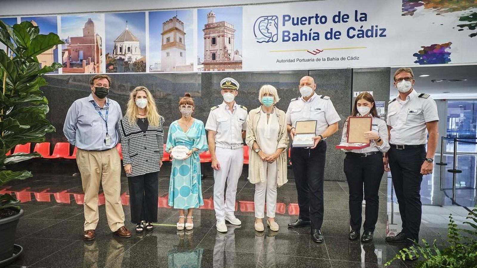 Adolfo Luque, primero a la izquierda, junto a las autoridades mandos del Mein Schiff 2 Adolfo Luque, primero a la izquierda, junto a las autoridades mandos del Mein Schiff 2
