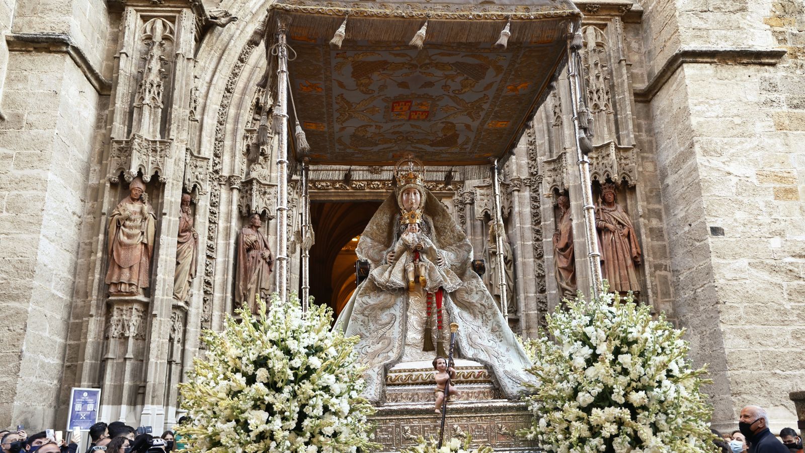 La Virgen de los Reyes sale a la calle en procesión por Sevilla