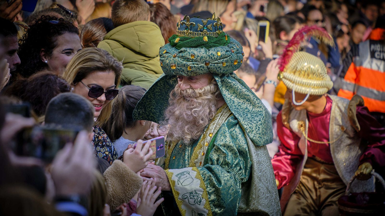 Los Reyes Magos saludan desde el balcón del Ayuntamiento
