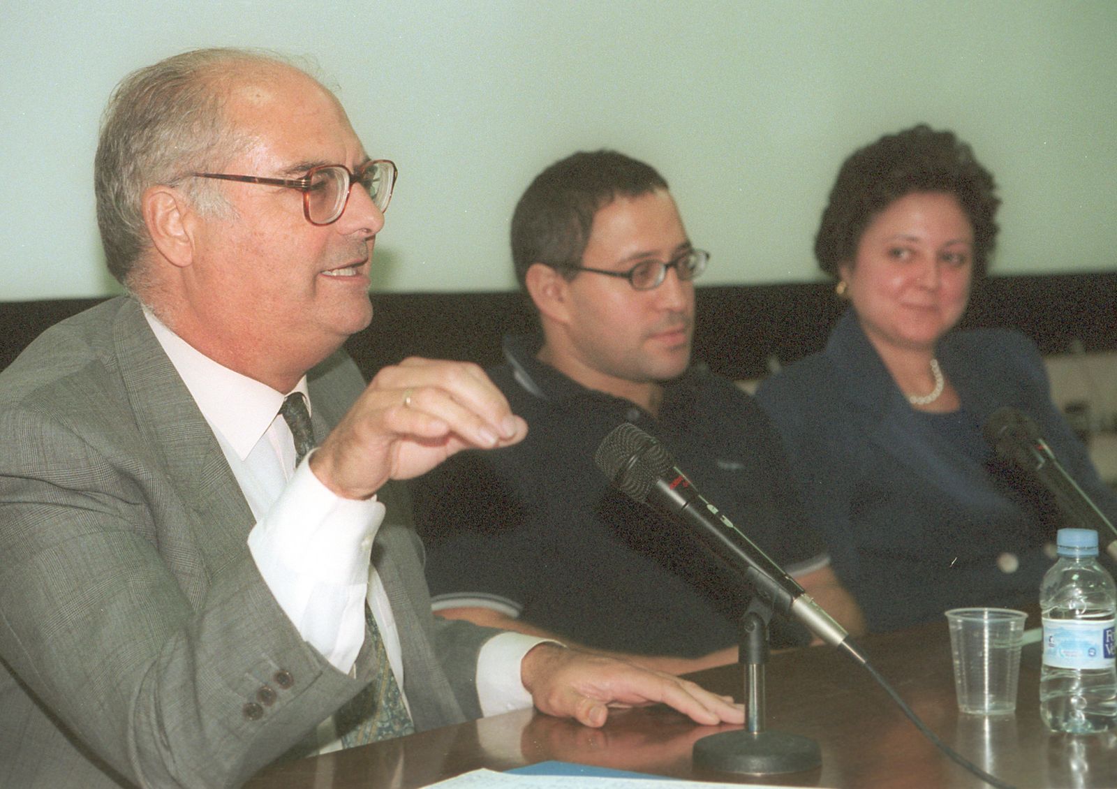 Luis Humberto Clavería imparte una conferencia durante un seminario.