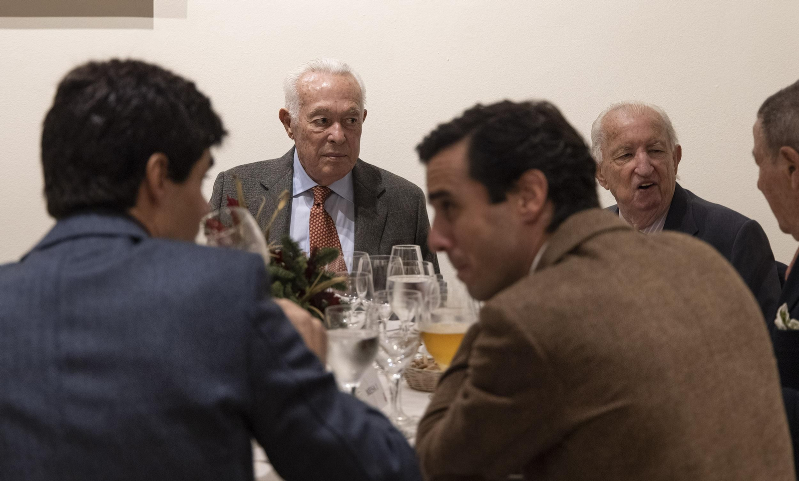 Homenaje del toreo sevillano a Curro Romero en los salones de la plaza