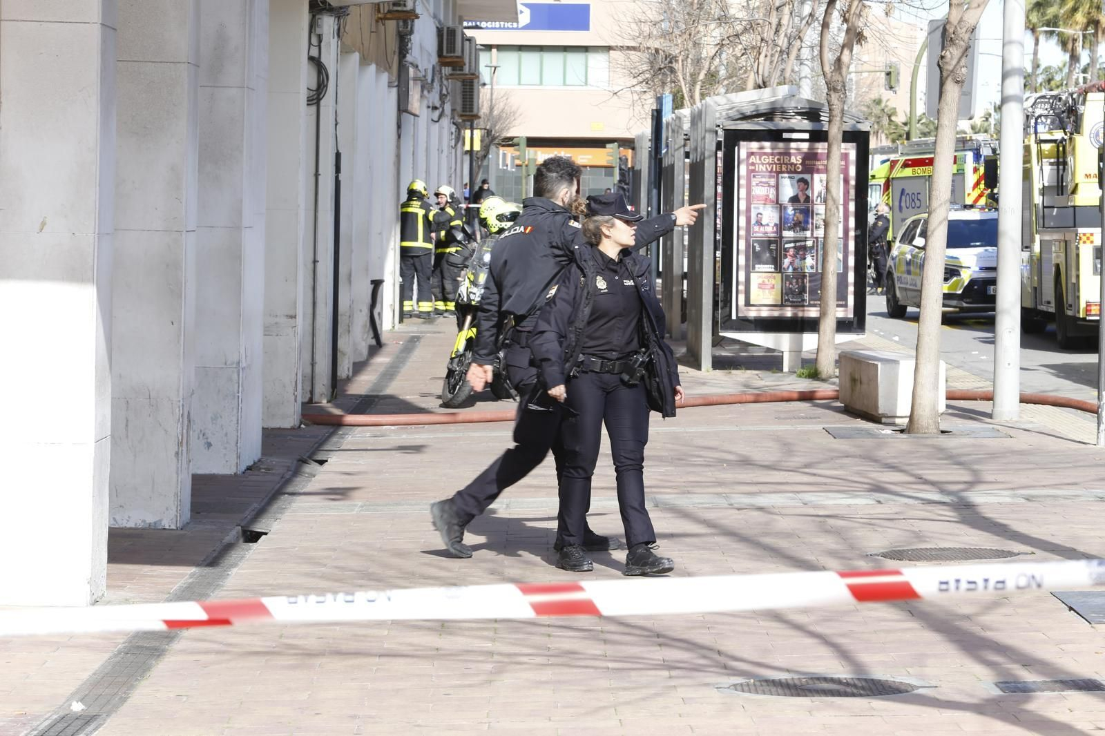 El dispositivo para sofocar el incendio del Hotel Al-Mar de Algeciras, en imágenes