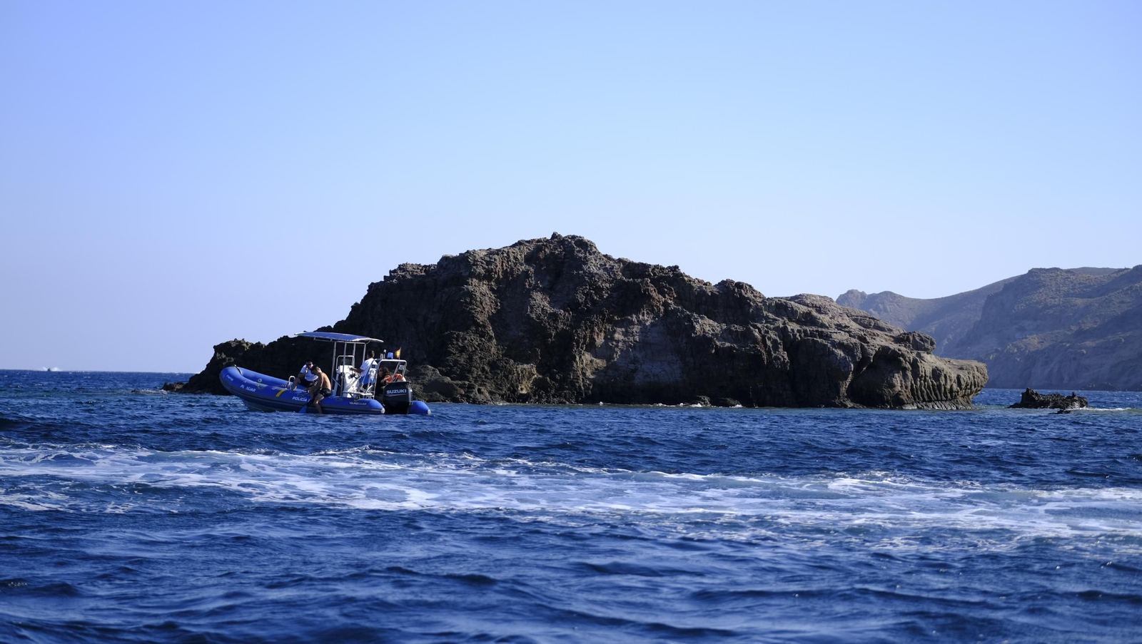 Una jornada con el servicio marítimo de la Policía Local de Níjar, en imágenes