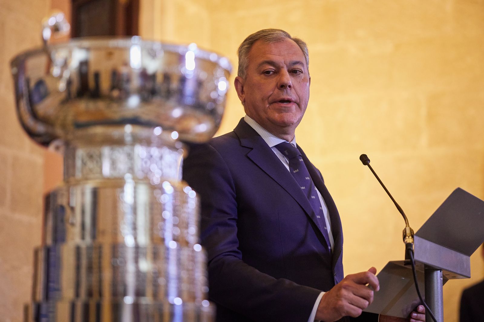 Las fotos de la Copa Billie Jean King con el alcalde jugando al tenis