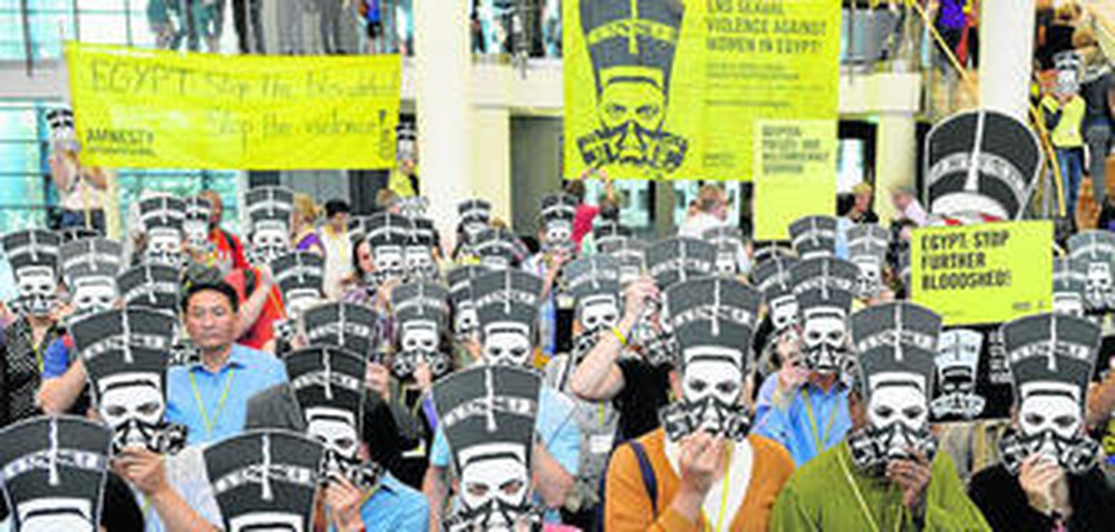 Activistas de Amnistía Internacional protestan ayer en Berlín contra la violencia de género y el derramamiento de sangre en Egipto.