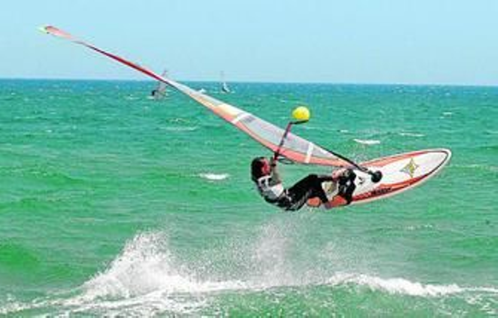 La maquinaria simula la altura y el tubo de las olas marítimas.