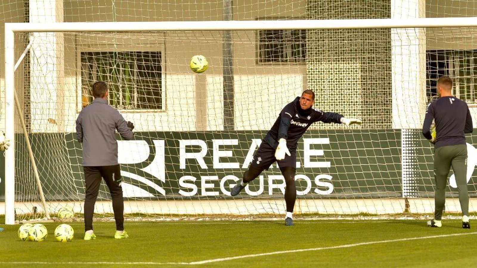Joel Robles realiza un ejercicio junto a Toni Doblas.