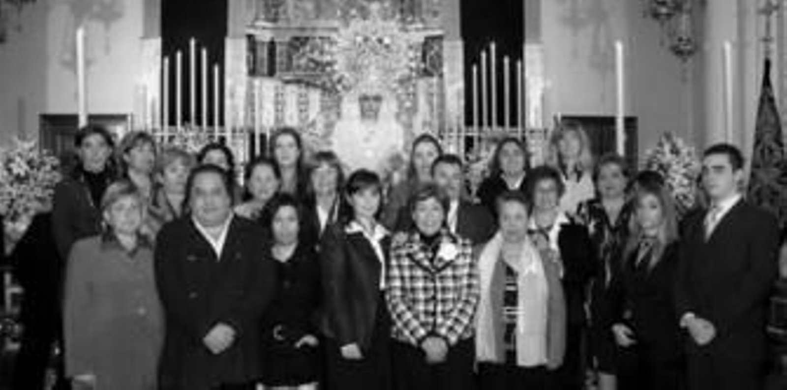 Parte del equipo del taller de bordado, junto a la Virgen de la Esperanza, que lució ayer por primera vez el nuevo manto.