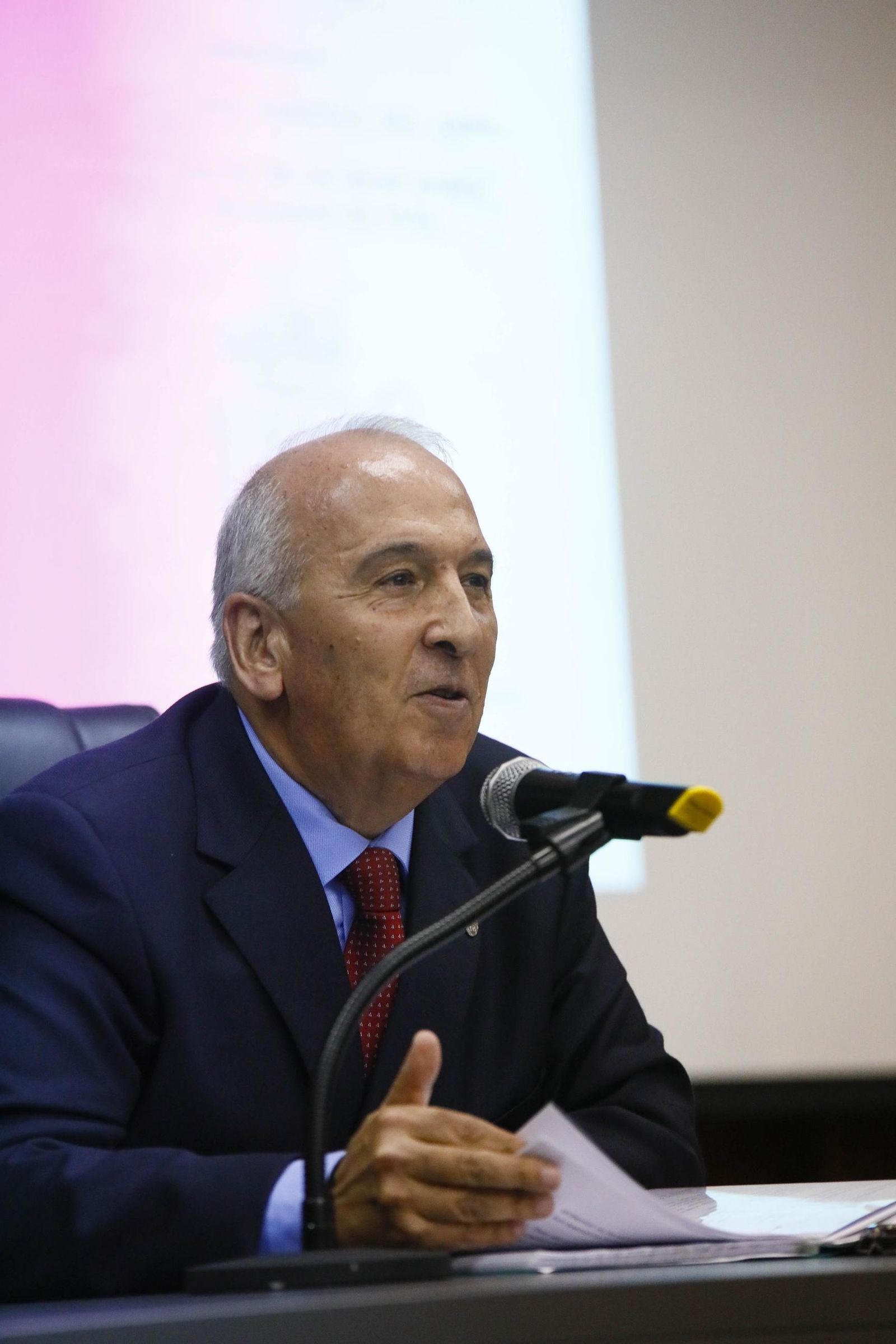 Las imágenes de la charla de Jesús Narciso Núñez Calvo sobre 'La creación de la Guardia Civil como nuevo modelo de seguridad pública' en Almería