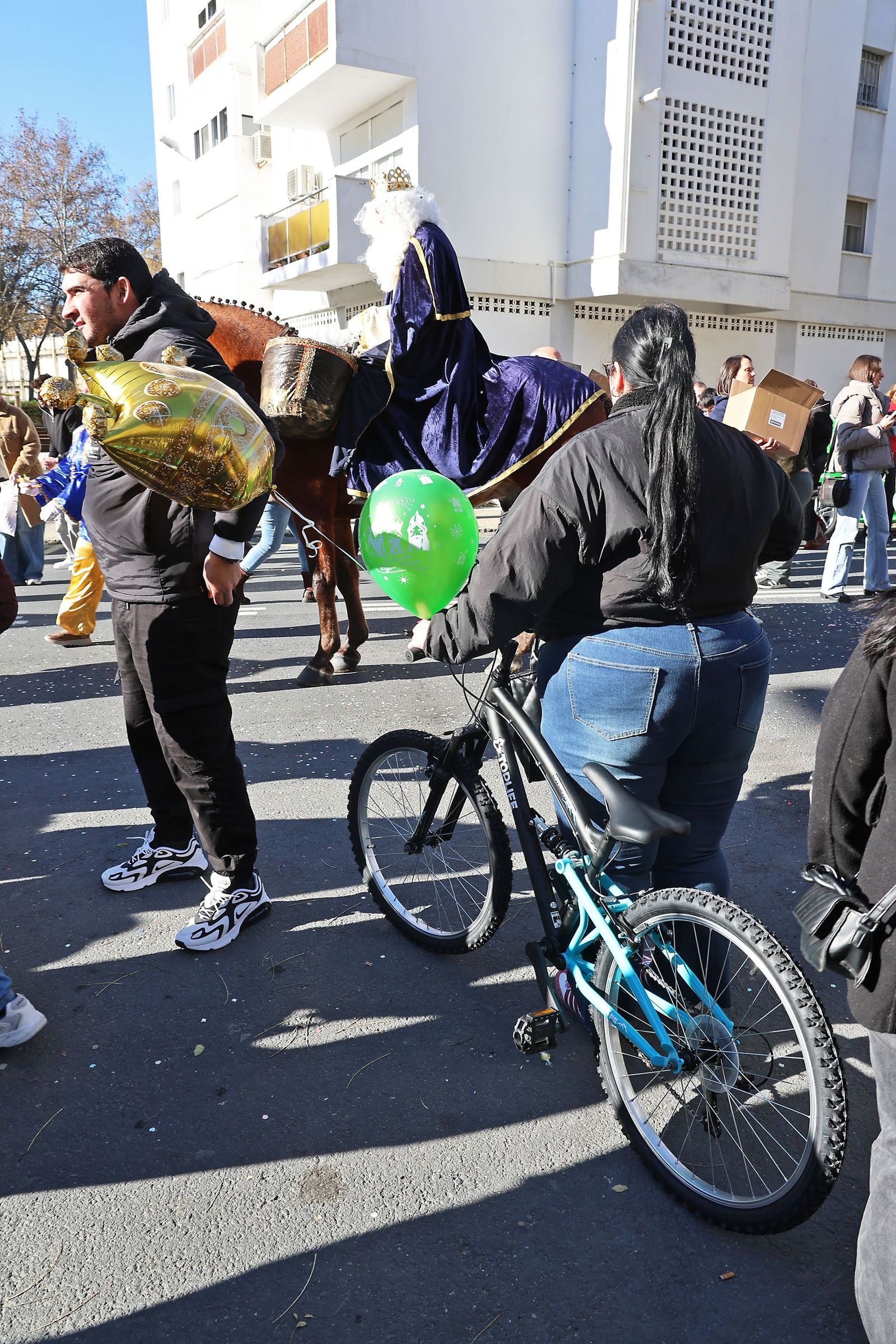 Día de regalos y Reyes Magos por los barrios de la ciudad
