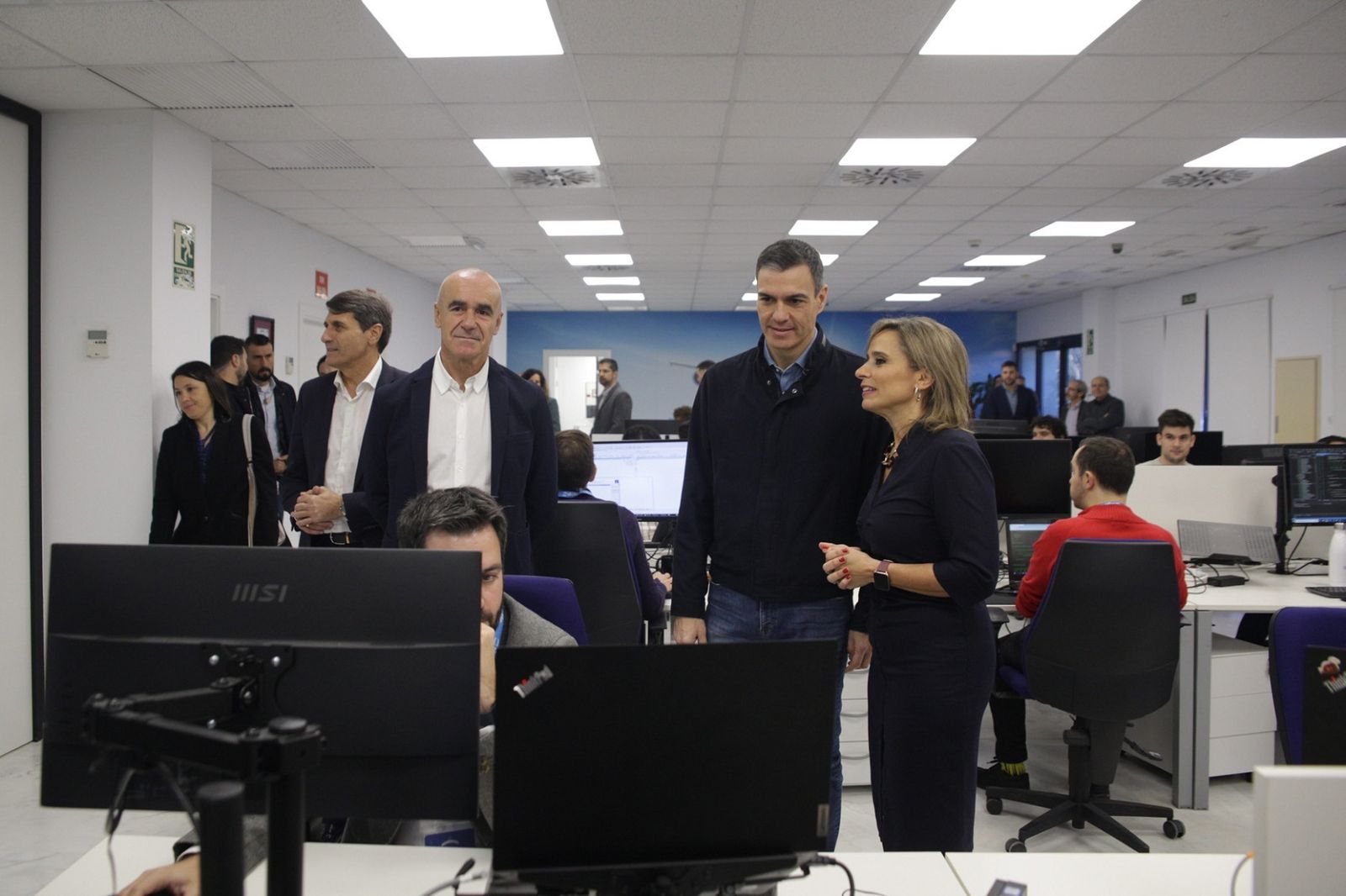 El presidente del Gobierno, Pedro Sánchez, junto al alcalde de Sevilla, Antonio Muñoz, en su visita a la startup Skylife.