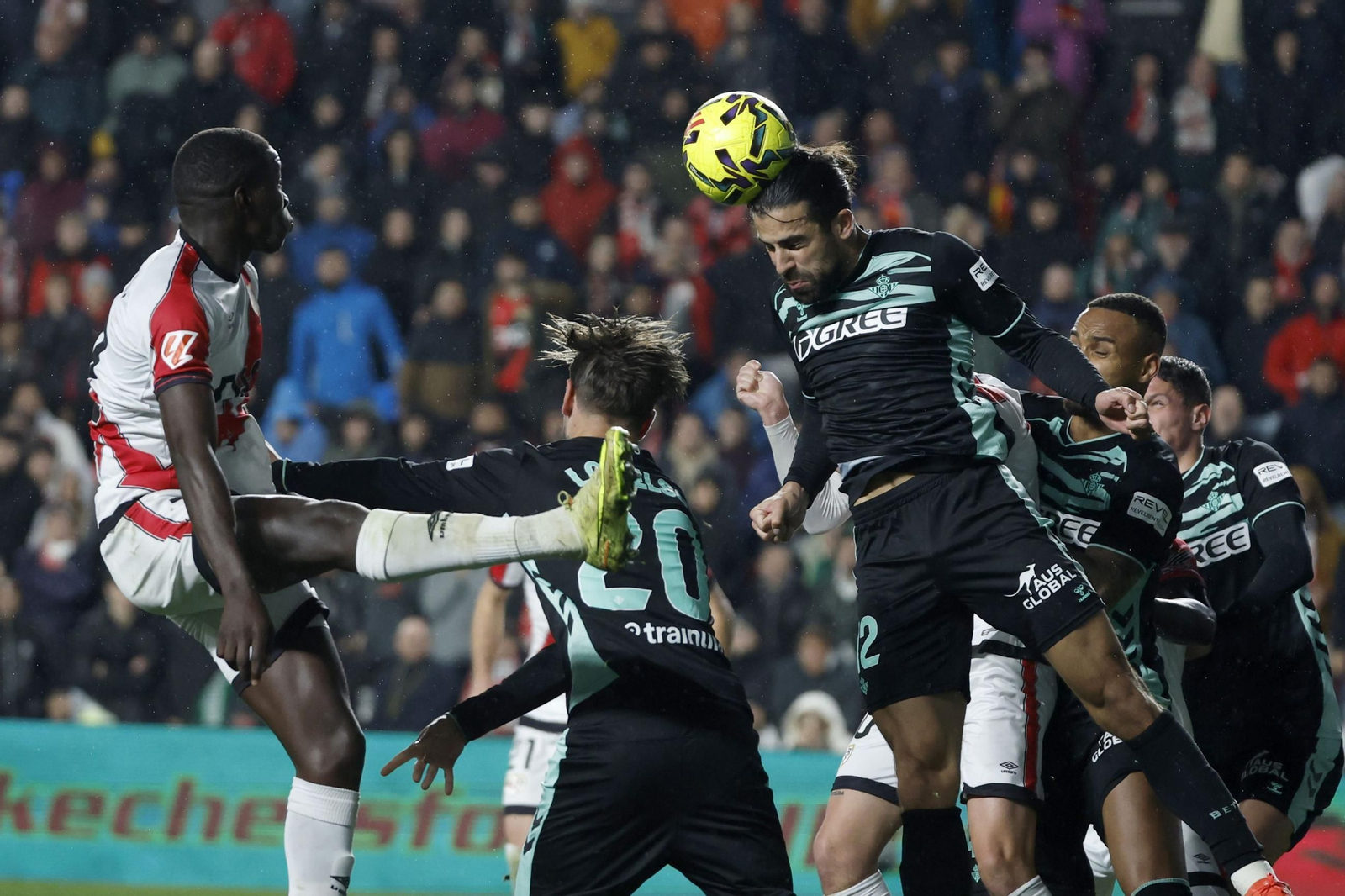 Ricardo Rodríguez despeja de cabeza un balón colgado al área bética.