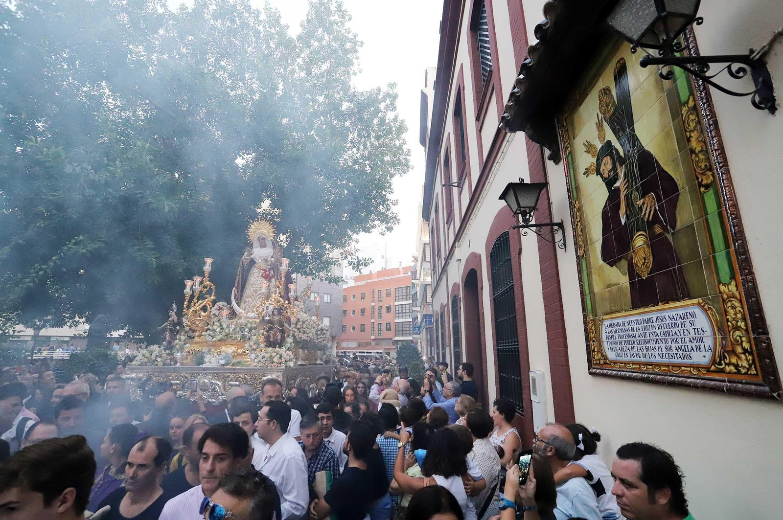 Imágenes de la procesión de la Virgen de la Amargura por las calles de Huelva