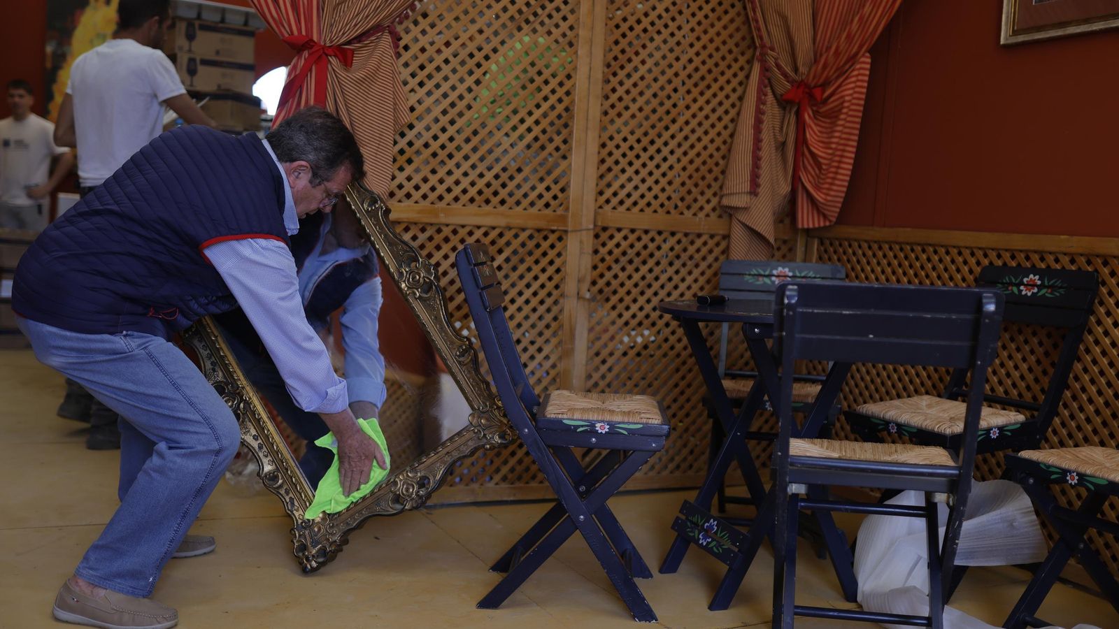 Paco Cosano, socio de la Jarana, limpia uno de los espejos de la caseta.