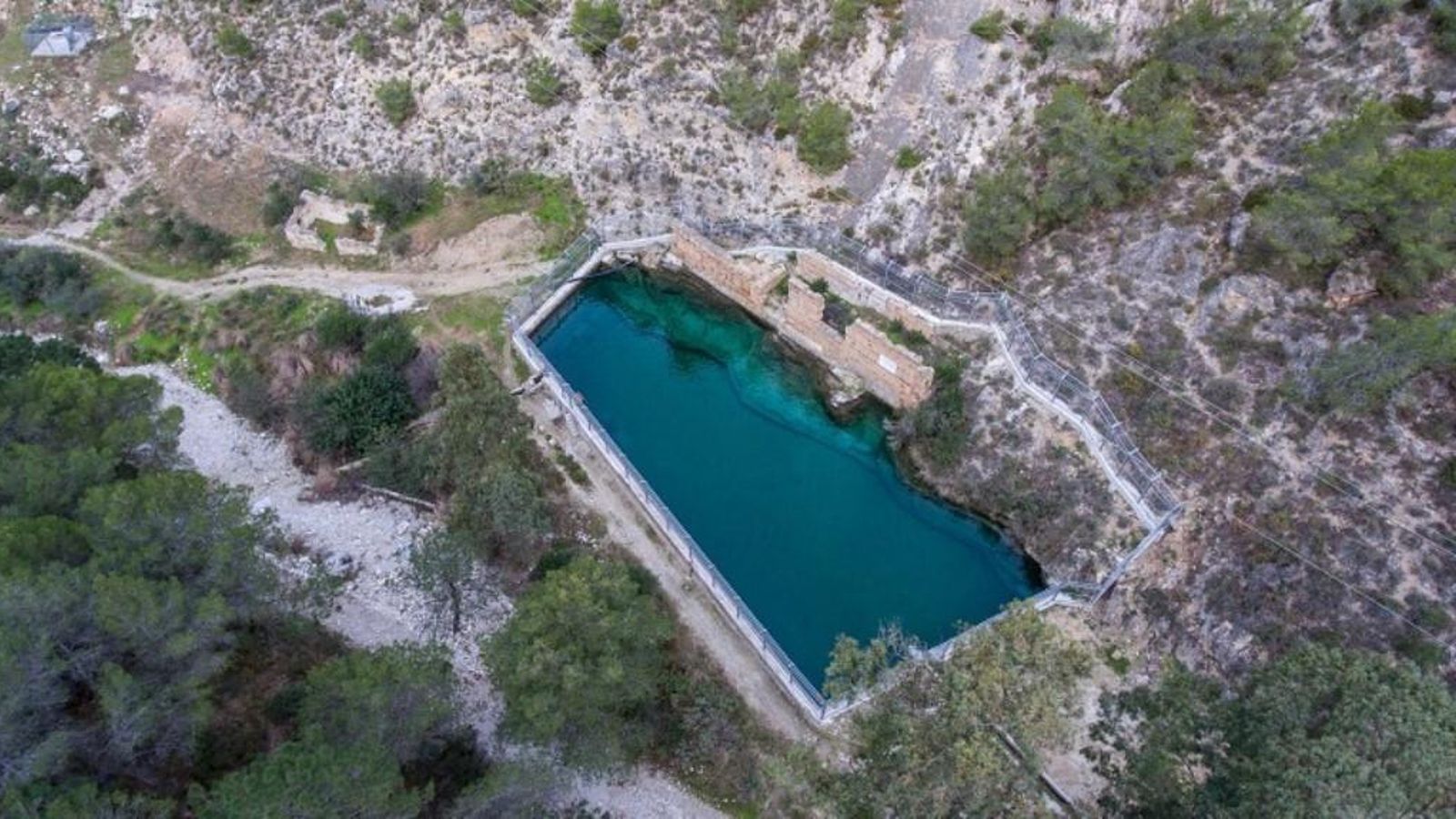 Está prohibido bañarse en el pozo del Batán, pero si no hay un policía cerca... Está prohibido bañarse en el pozo del Batán, pero si no hay un policía cerca...