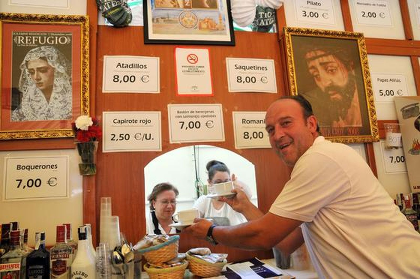Jesús Caro recibe dos tazones de gazpacho en la caseta de los cofrades de Fátima, el ‘13 de Mayo’.

Foto: Manuel Aranda