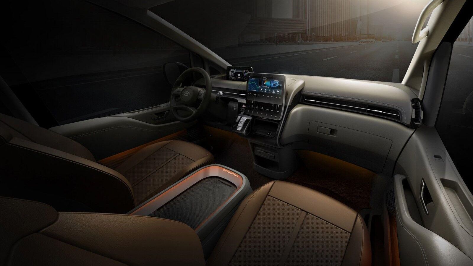 Una pantalla domina la zona central del salpicadero y otra se ocupa en la alta de la instrumentación. La iluminación ambiental se puede definir eligiendo entre 64 colores. Esos leds están situados en la consola, puertas, molduras, etc.