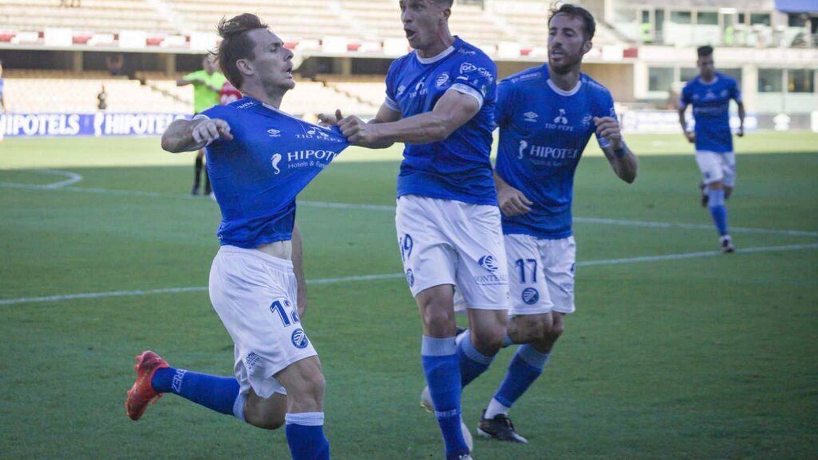 Ricky celebra el 1-0 la pasada temporada con Simeone agarrándole de la camiseta.