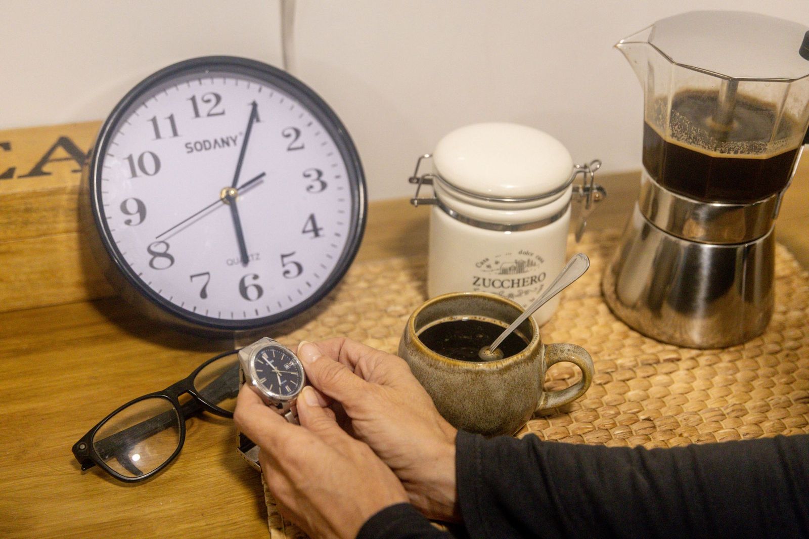Una persona cambiando la hora en un reloj.