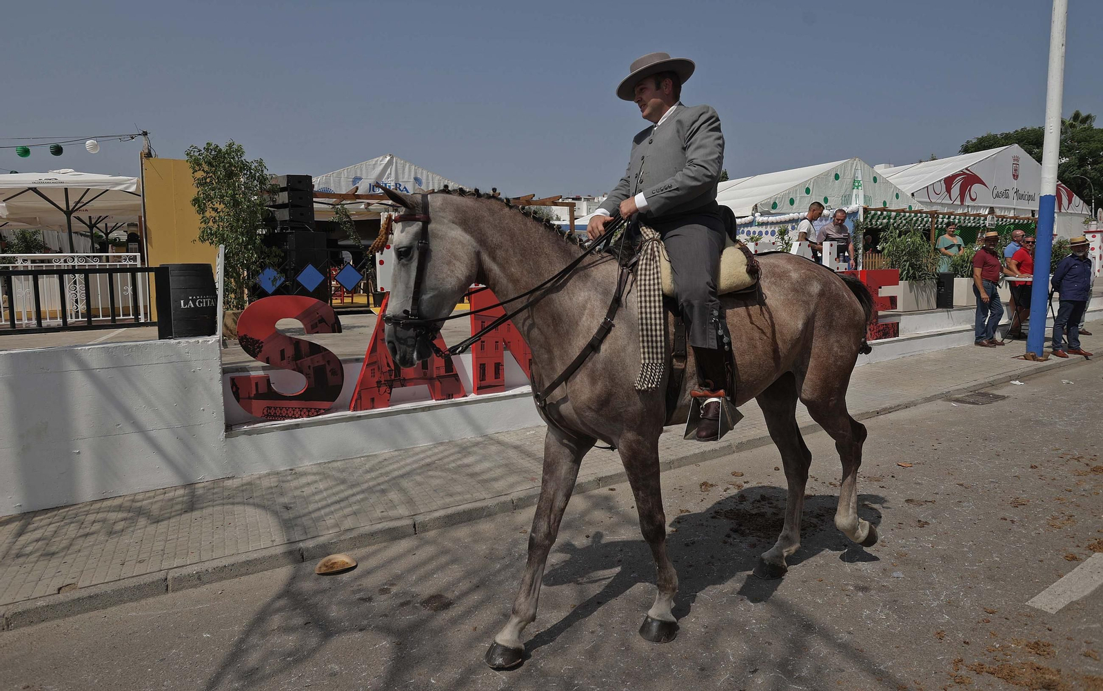 Búscate en las fotos del Domingo Rociero en la Feria Real de San Roque 2025