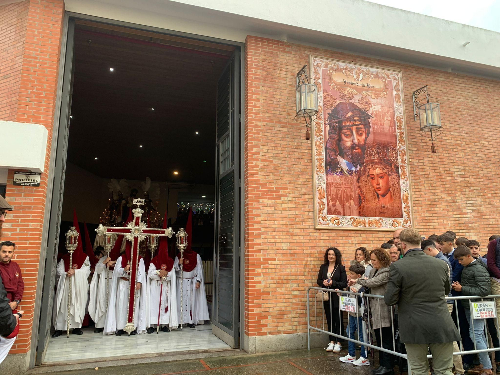 La cruz de guía de La Paz de Fátima, saliendo a la calle.