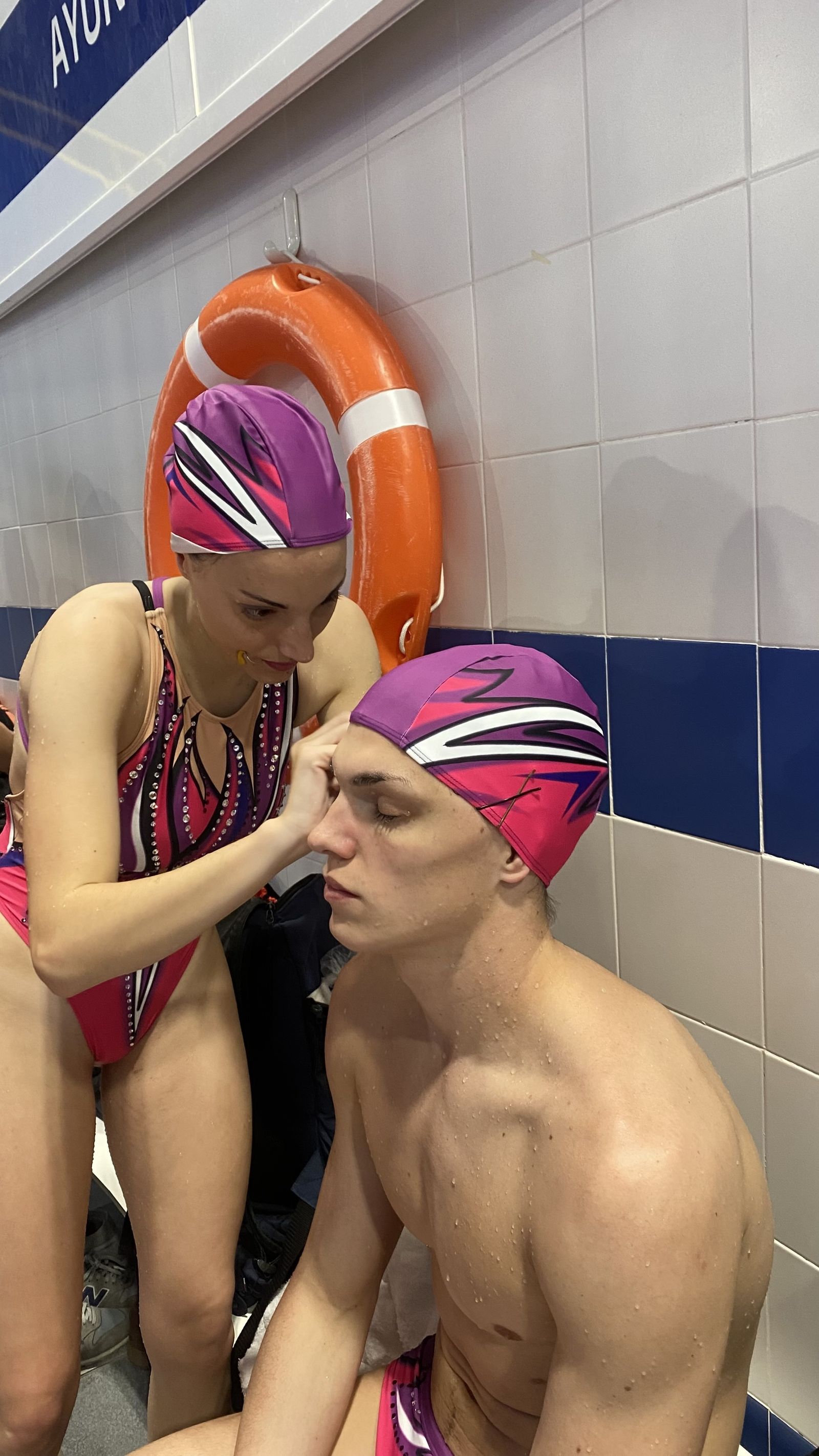 Paula ayudando a Pablo a colocarse el gorro.