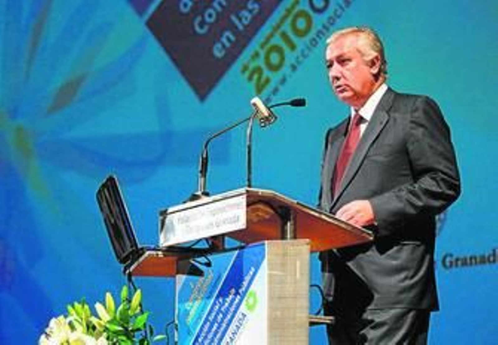 Javier Arenas, durante su intervención en el Palacio de Congresos de Granada.