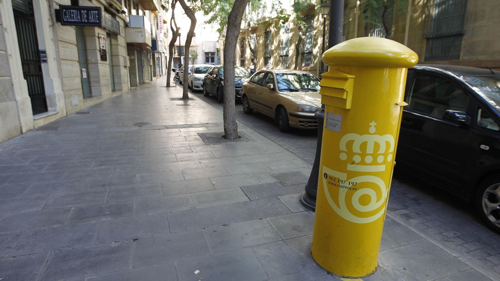 Uno de los últimos buzones  instalados en la capital, en la calle doctor Gómez Ulla