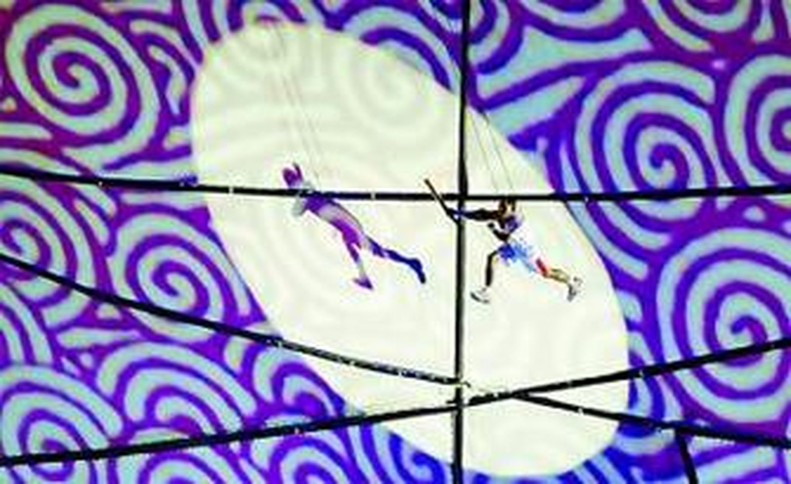 El ex gimnasta chino Li Ning, en su 'vuelo' hacia el pebetero.