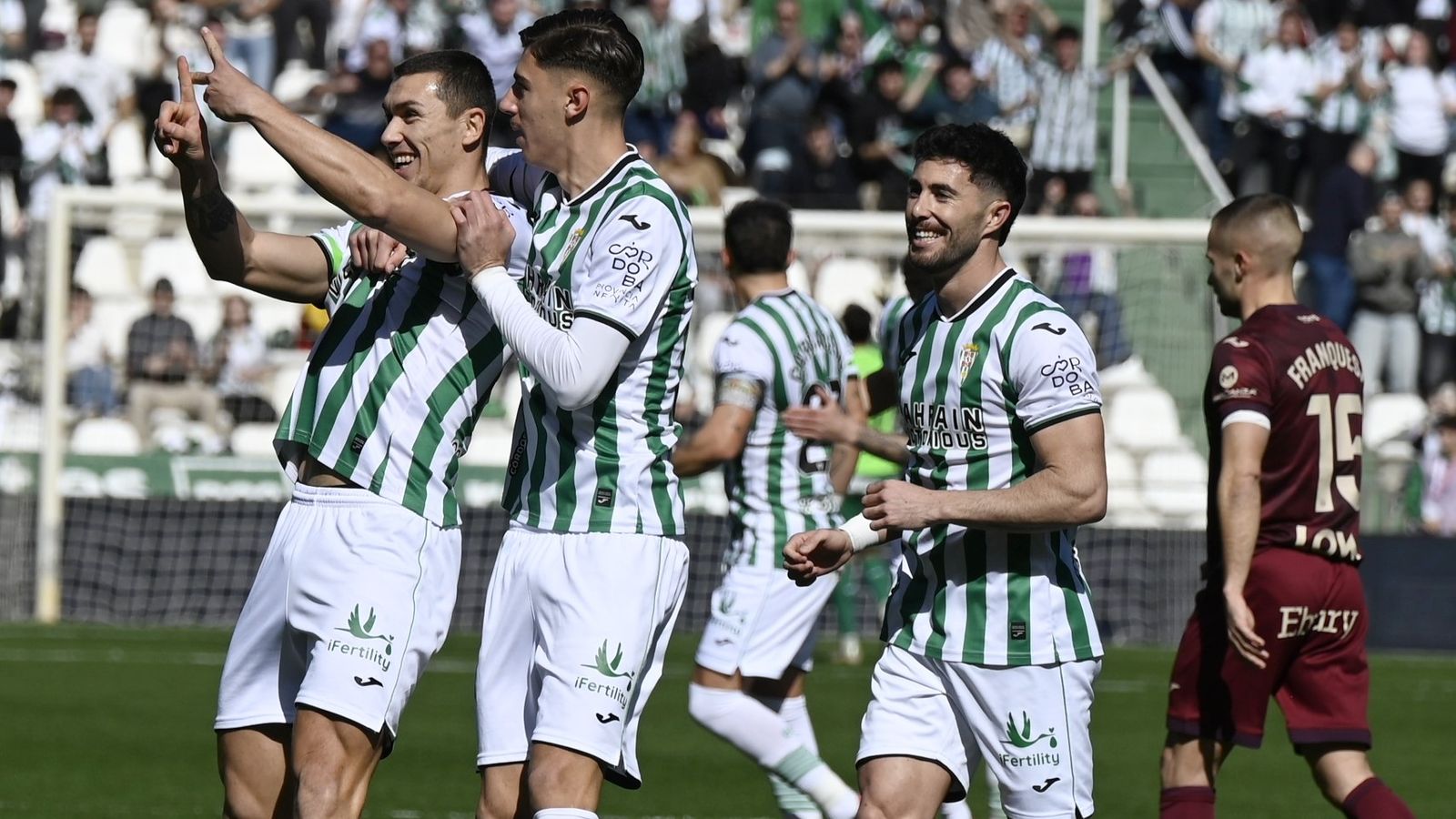 Adri Fuentes celebra junto a Requena y Jacobo el primer gol del Córdoba CF ante el Leganés.