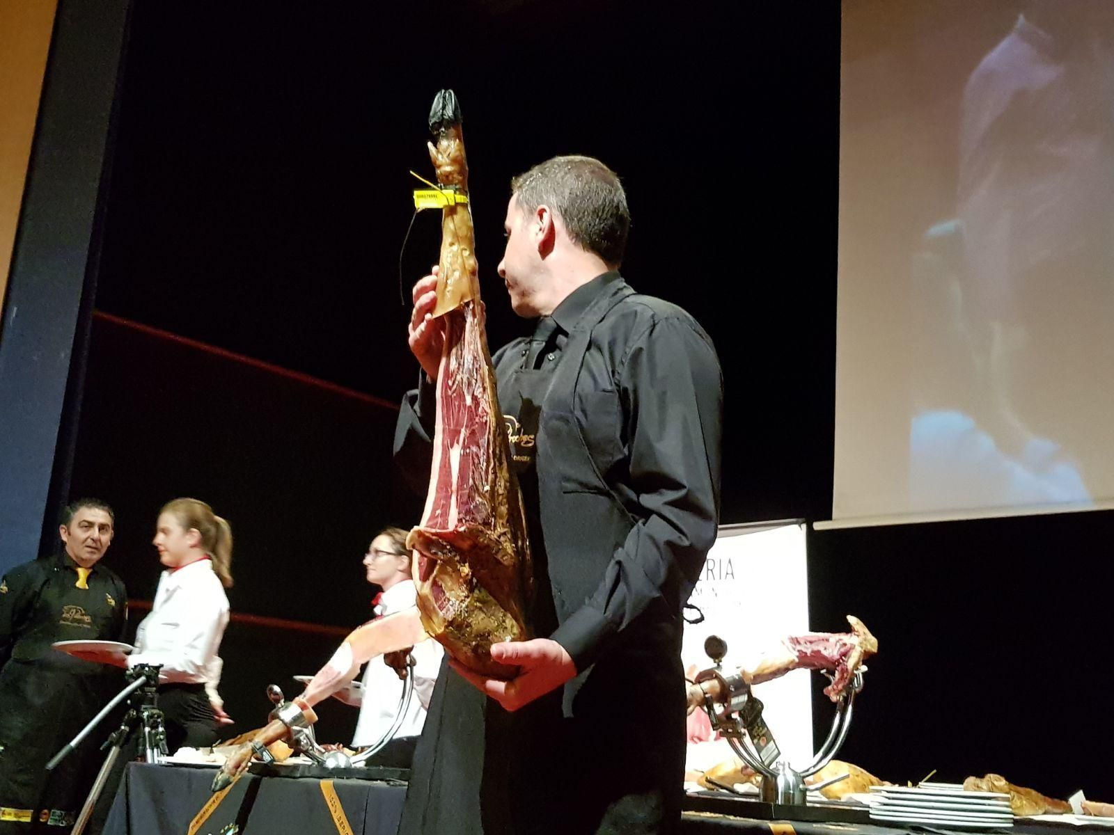 Muestra del corte del jamón ganador de Belloterra.