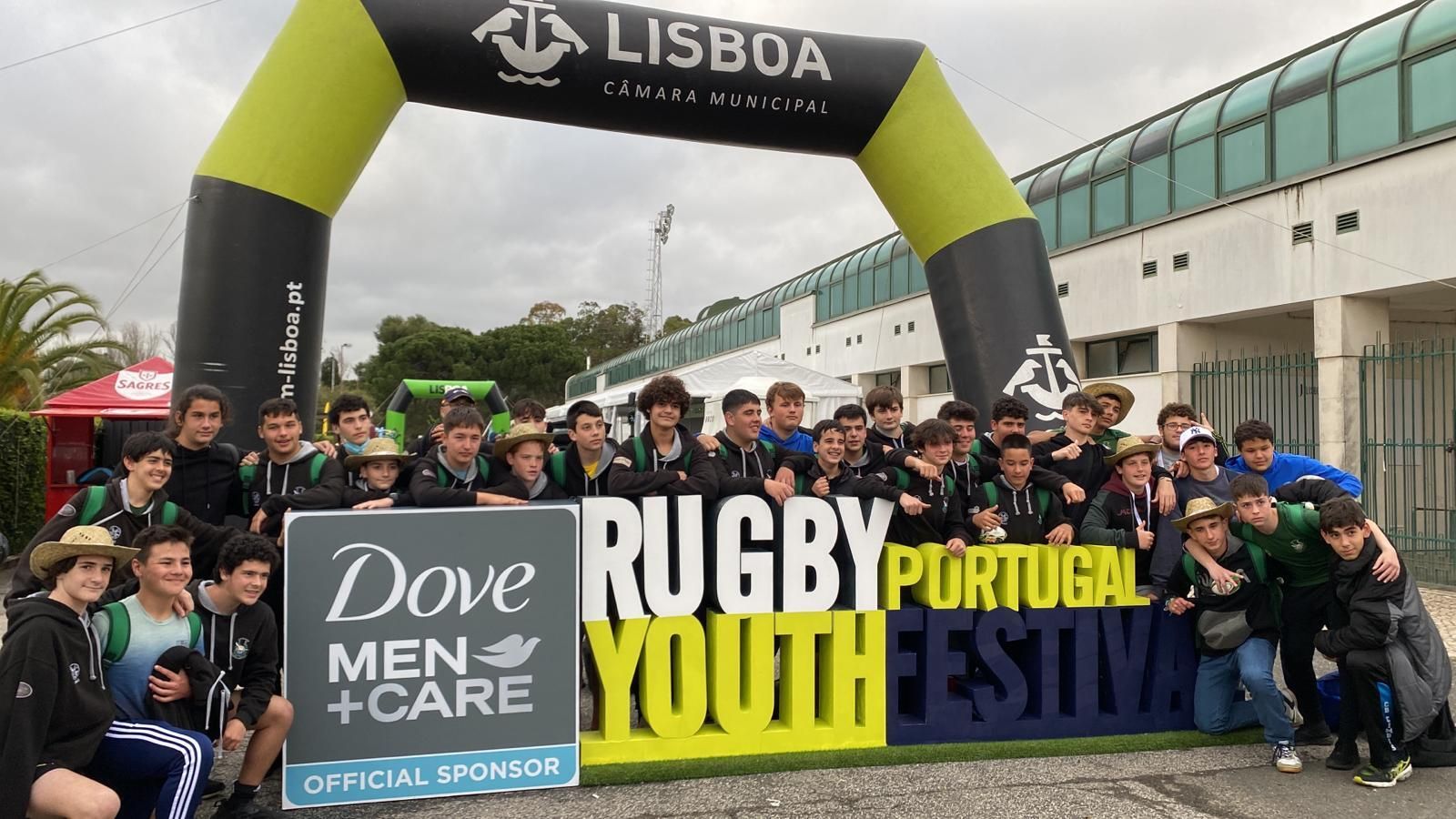 Los jugadores de la expedición posan a la entrada de las instalaciones.