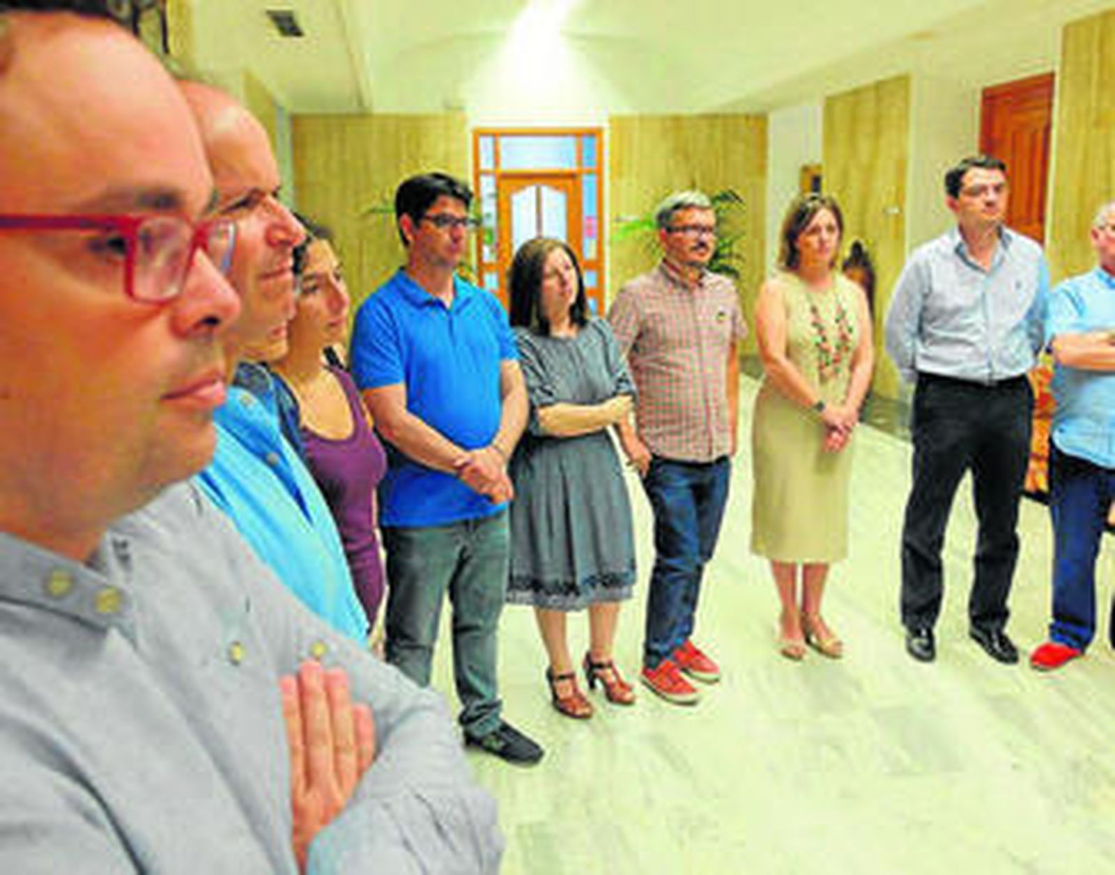 La alcaldesa, con parte de su equipo de gobierno y concejales de la oposición.