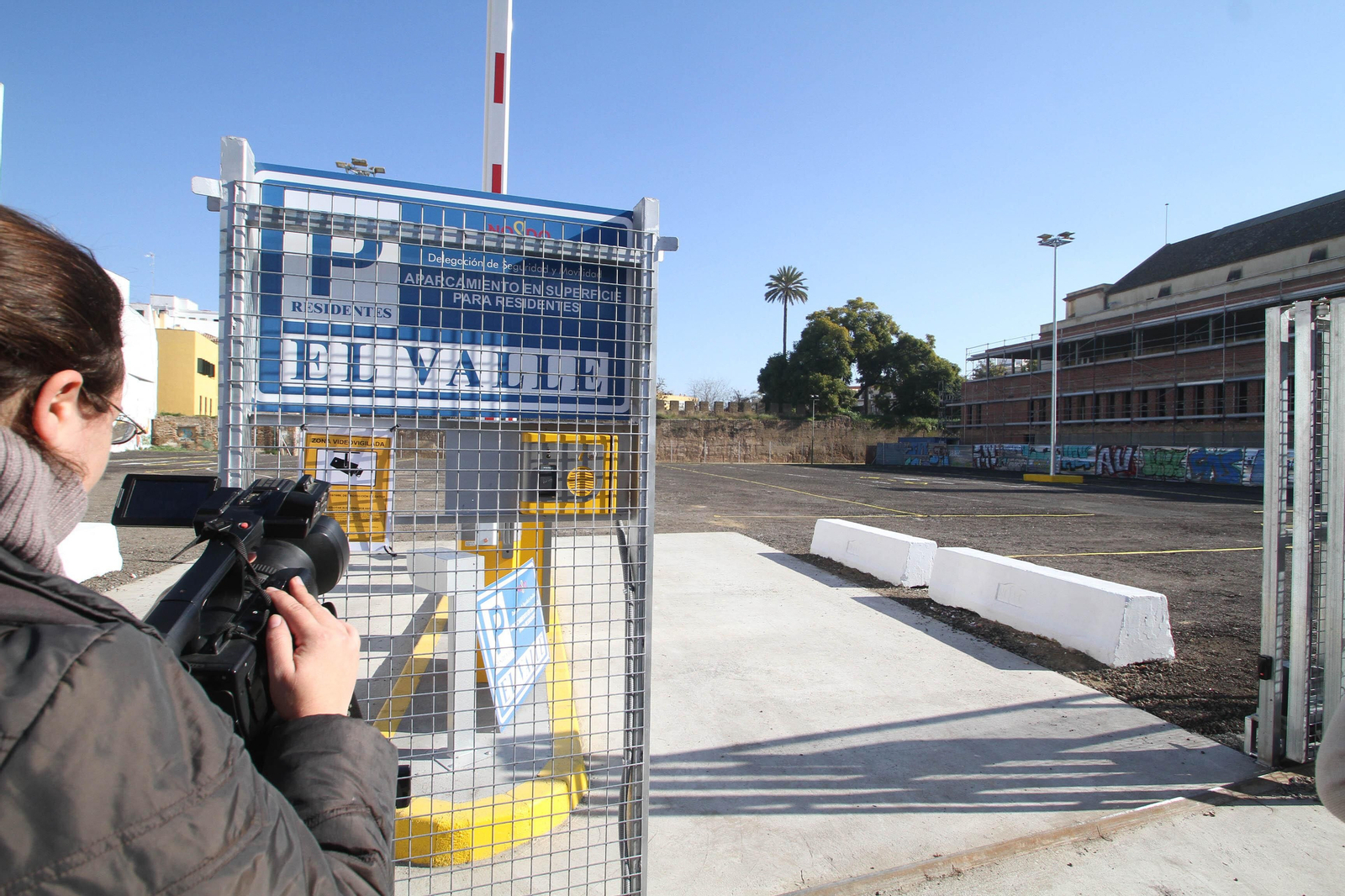 Solar, usado actualmente como parking, donde se construirá el nuevo colegio.