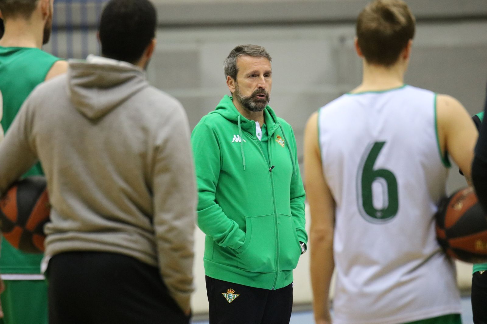 Joan Plaza se dirige a sus jugadores en una charla durante un entrenamiento.
