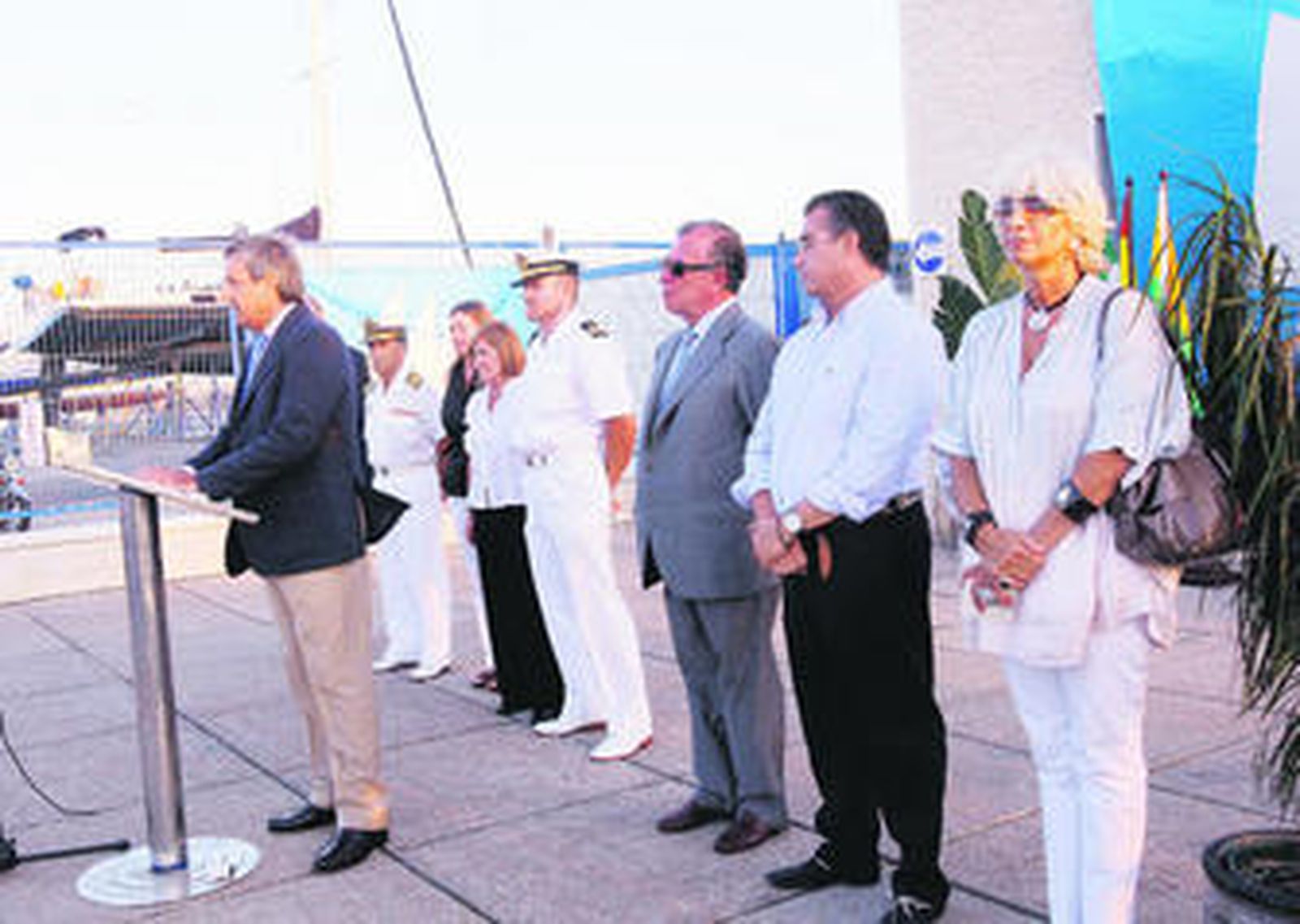 Algunas de las autoridades presentes en el acto, junto a la viuda y los hijos de Juan Luis Cervera.