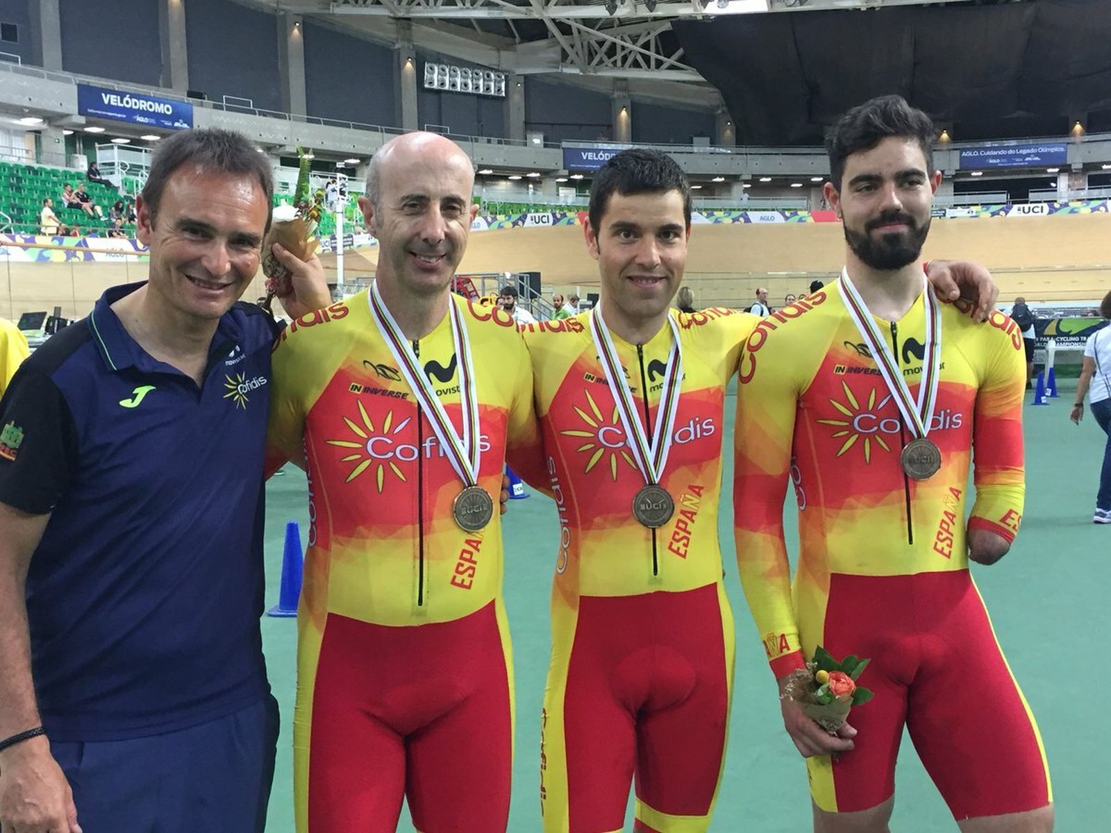 Cabello, a la izquierda, junto a sus compañeros de velocidad tras el bronce en Río.
