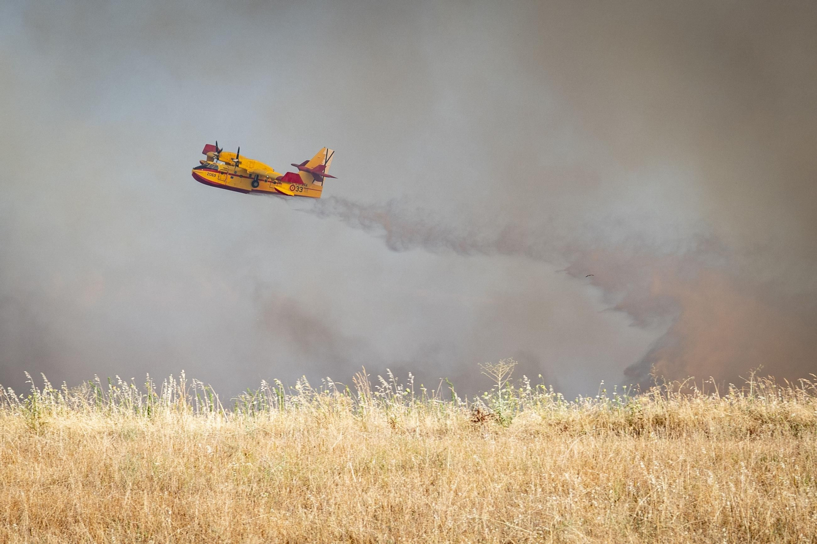 Un hidroavión suelta su carga cerca de Navalcarnero.