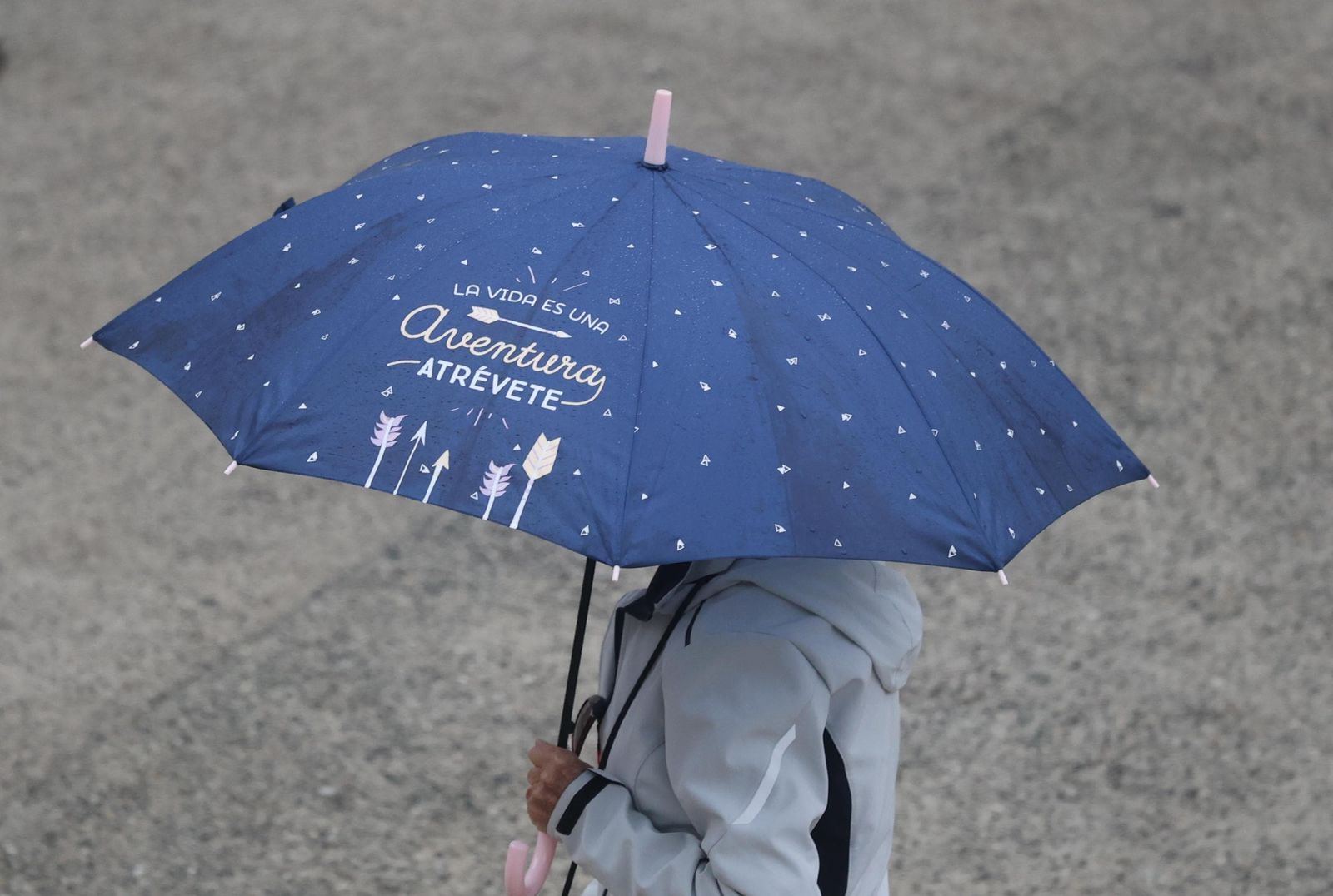 Una persona protegiéndose de la lluvia en Málaga.