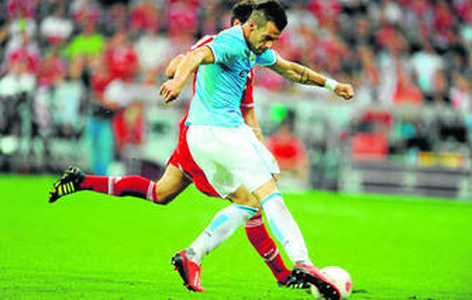 El delantero madrileño Negredo, traspasado del Sevilla al Manchester City, anota su primer gol con los ingleses en el amistoso ante el Bayern Múnich.