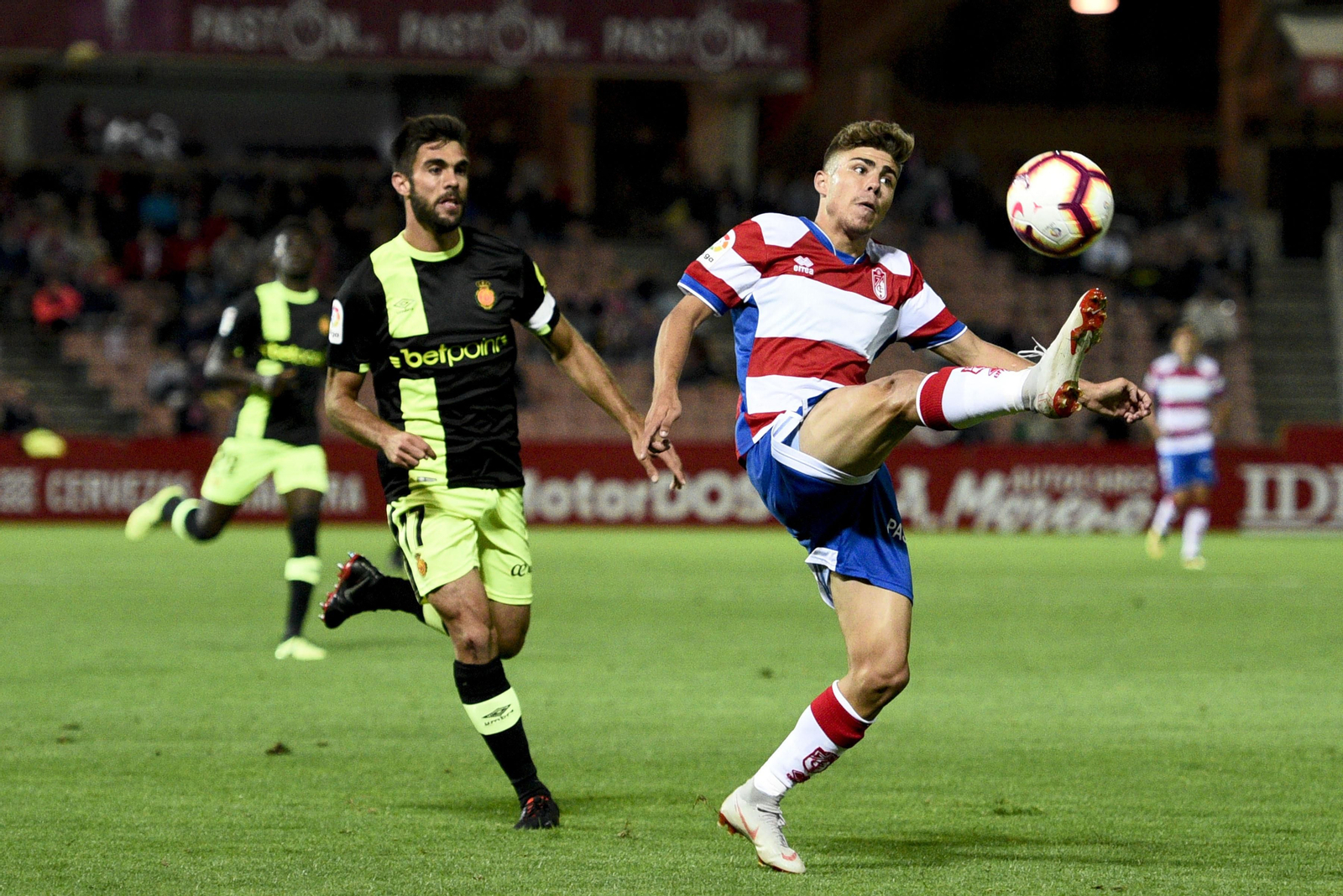 Antonio Puertas se dispone a recortar al central del Mallorca Valjent.