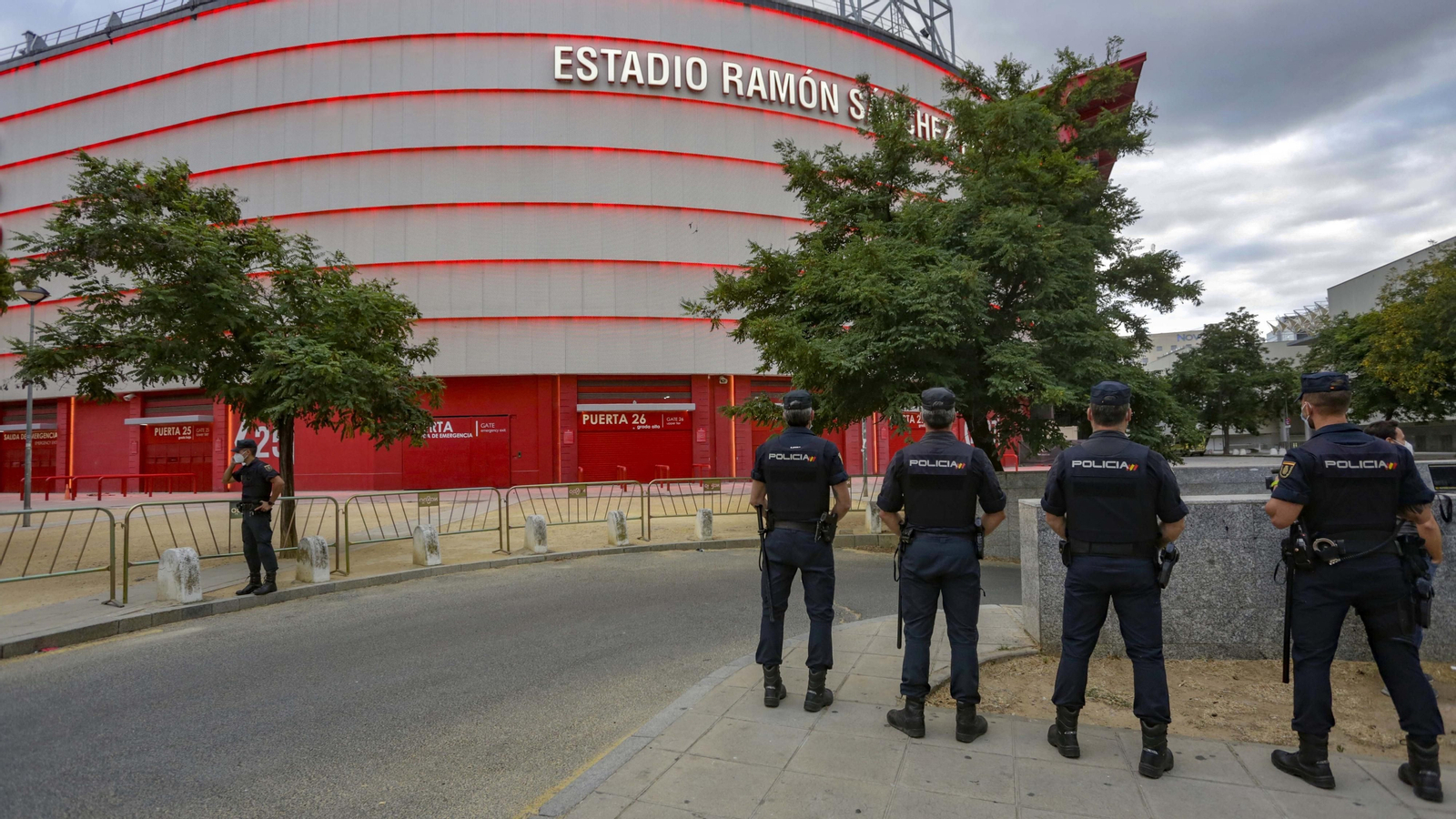Mucha  presencia policial en el entorno del Sanchez Pizjuán  durante el derbi