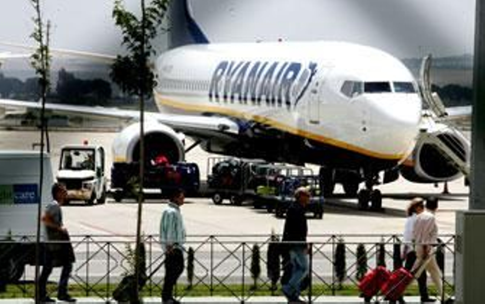 Pasajeros del vuelo Dusseldorf-Jerez de Ryanair camino de la terminal tras aterrizar en 'La Parra'./Pascual