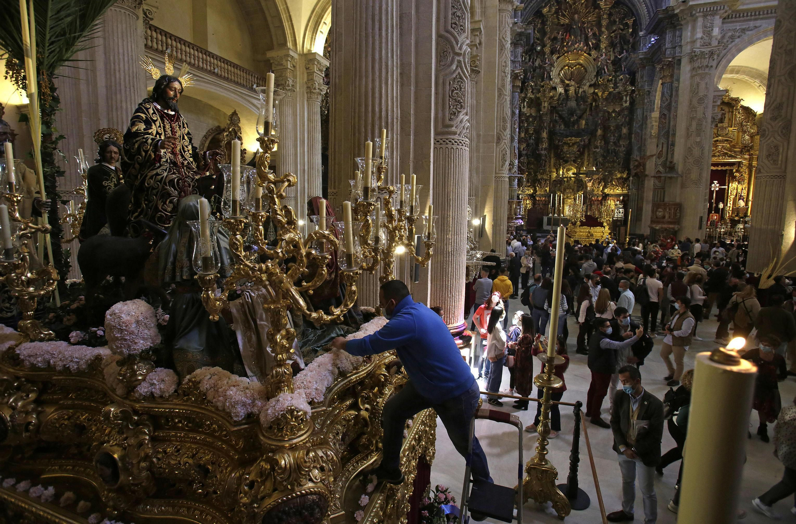 Los fieles contemplan los pasos de la Hermandad del Amor en la iglesia del Salvador.