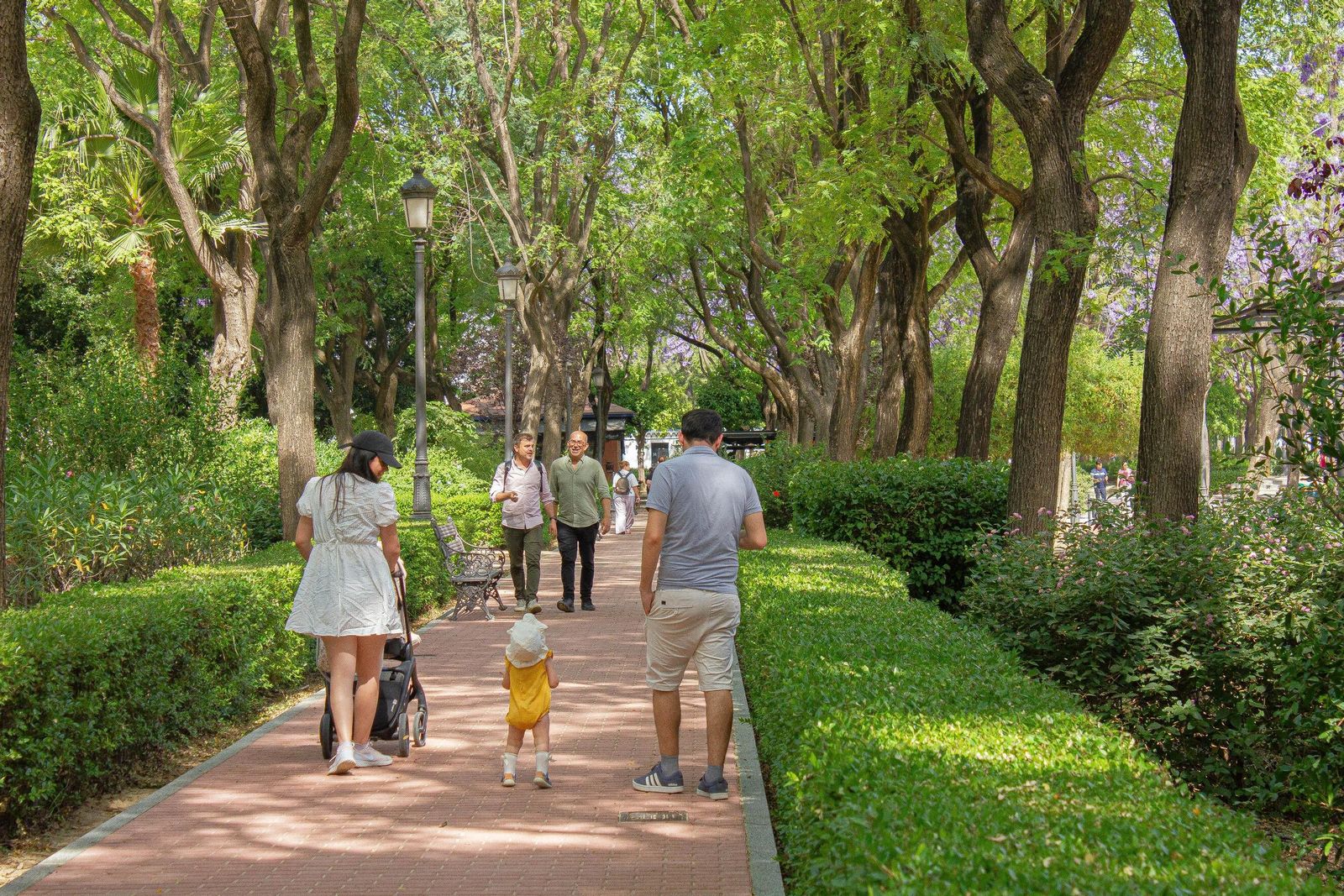 Una familias con niño en los jardines del Prado de Sevilla